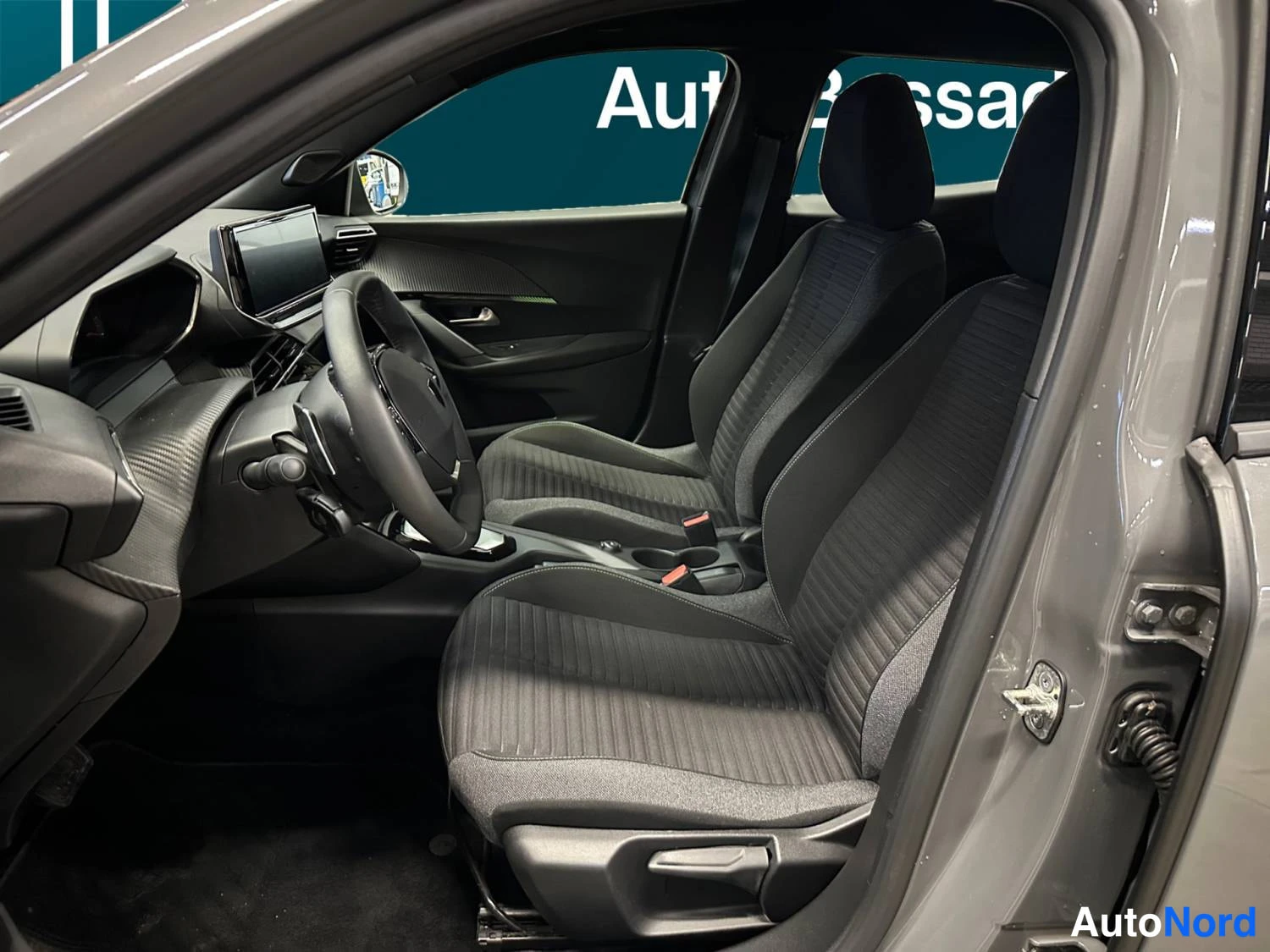 Harmaa Peugeot 2008 2024, kuva 9