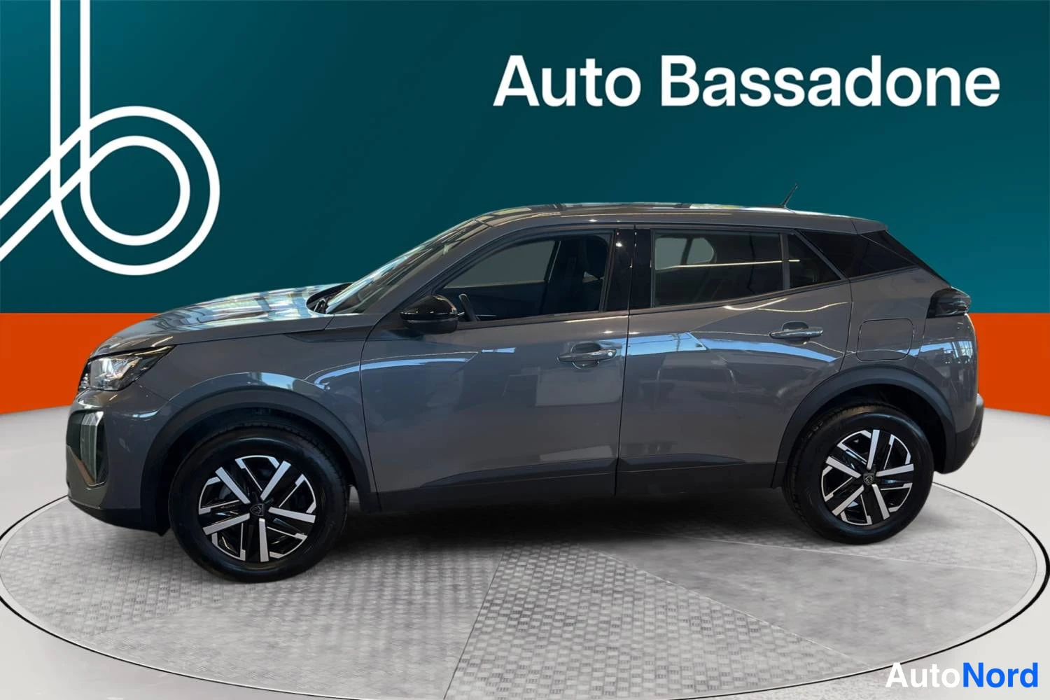 Harmaa Peugeot 2008 2024, etuviisto, keula vasemmalle, kuva 2