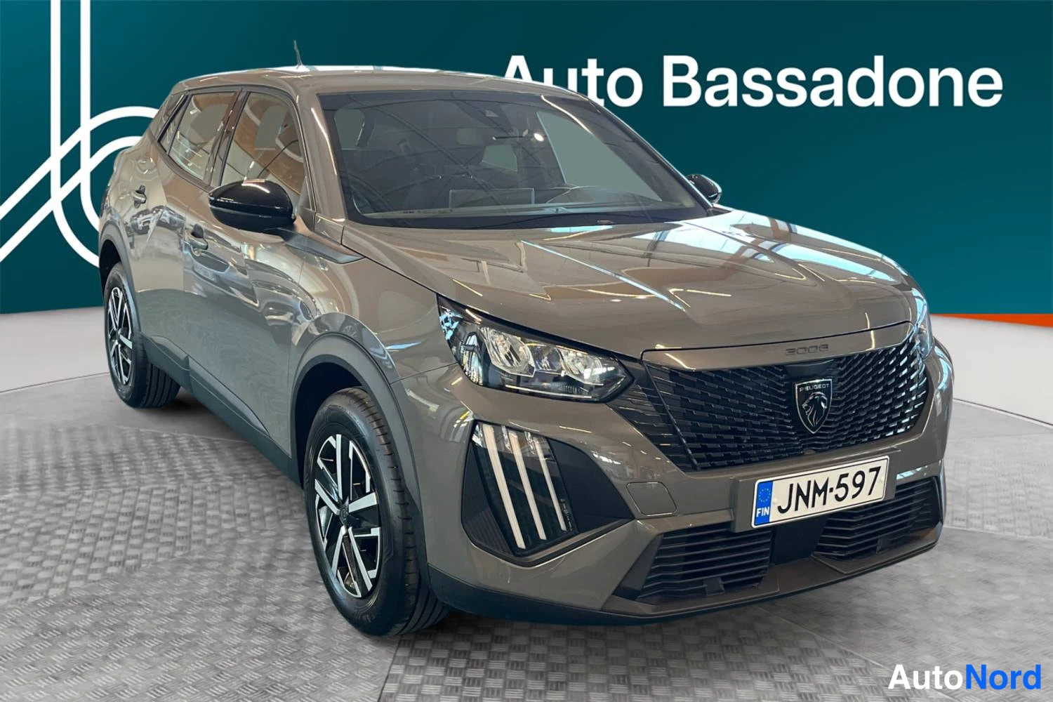 Harmaa Peugeot 2008 2024, etuviisto, keula oikealle, kuva 3