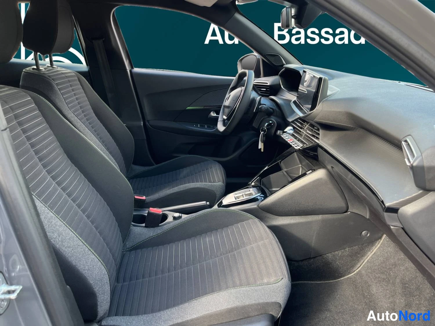 Harmaa Peugeot 2008 2024, kuva 13