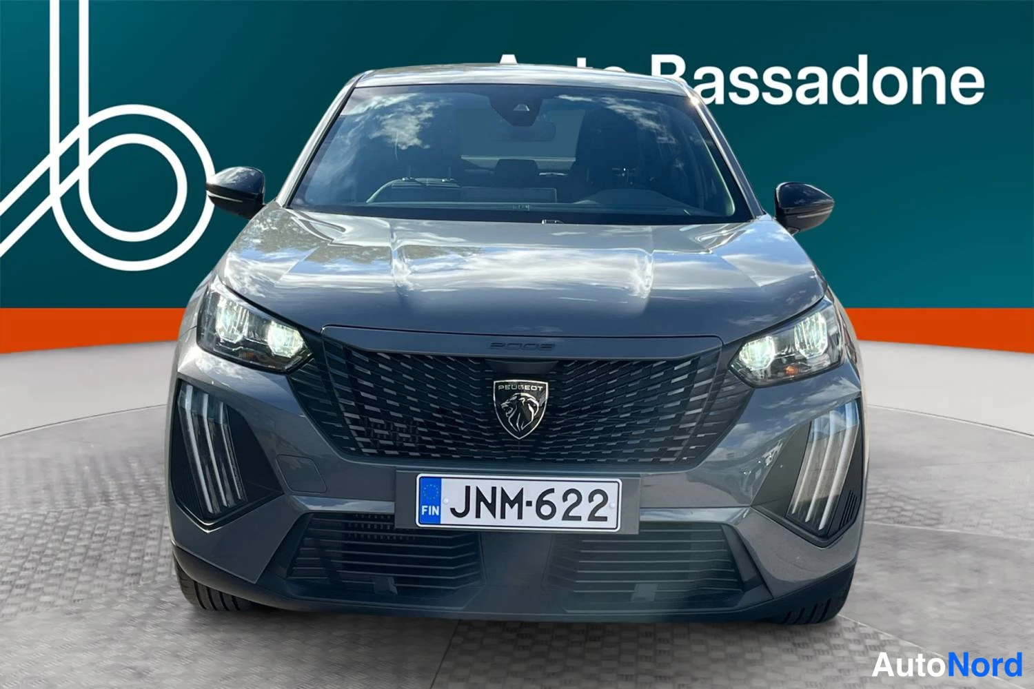 Harmaa Peugeot 2008 2024, edestä, kuva 3