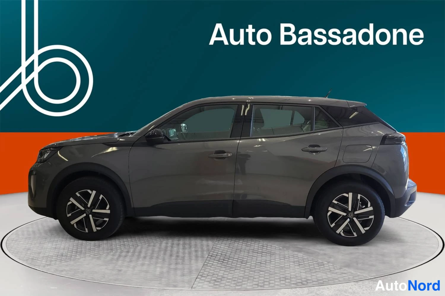 Harmaa Peugeot 2008 2024, etuviisto, keula vasemmalle, kuva 2