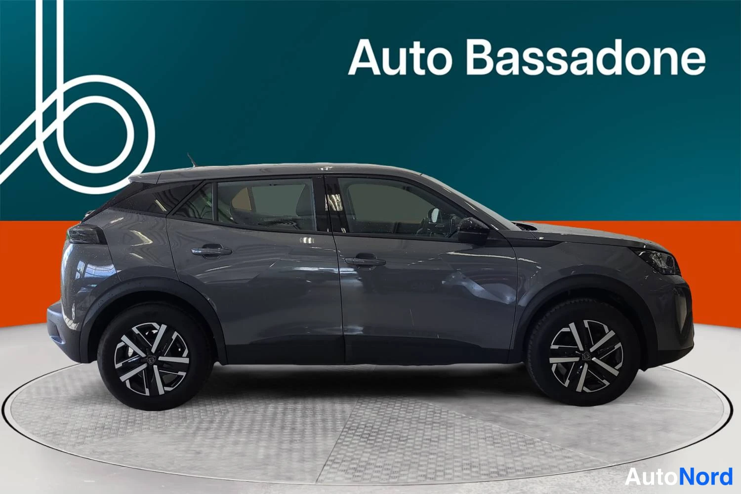 Harmaa Peugeot 2008 2024, sivulta, kuva 6