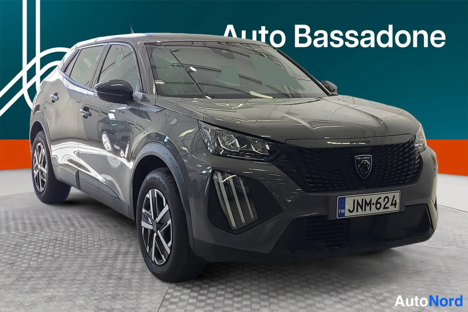 Harmaa Peugeot 2008 2024, etuviisto, keula oikealle, kuva 3