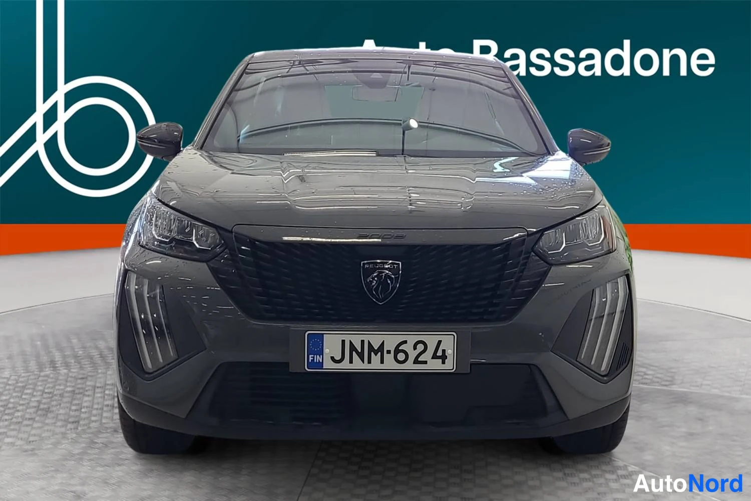 Harmaa Peugeot 2008 2024, edestä, kuva 4