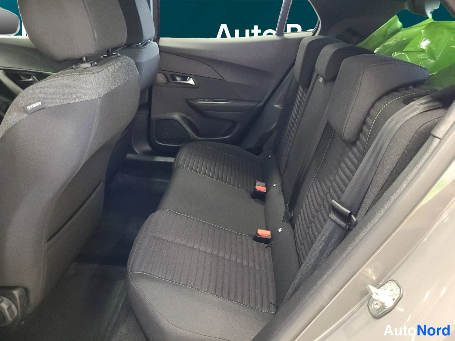 Harmaa Peugeot 2008 2024, kuva 13