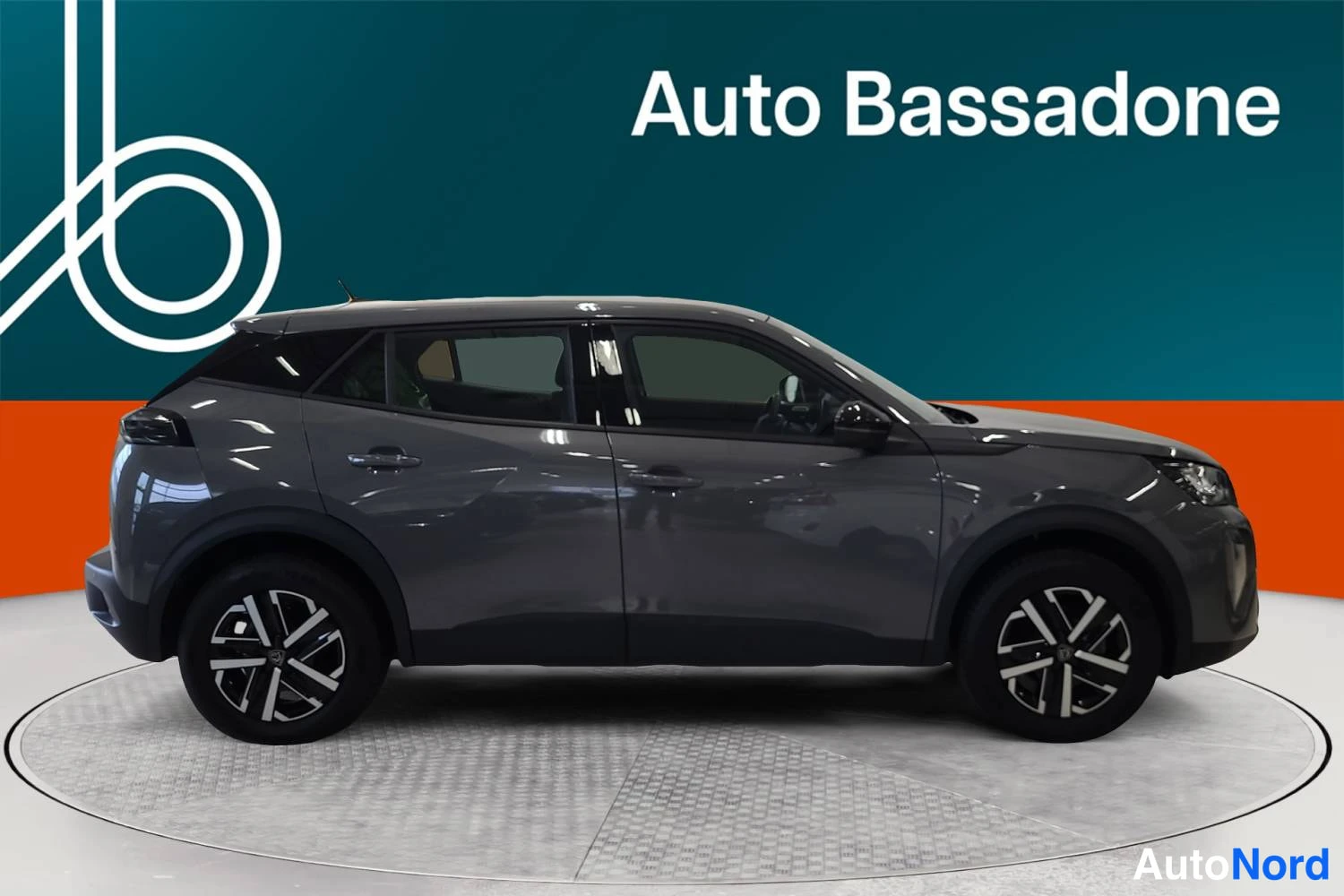 Harmaa Peugeot 2008 2024, etuviisto, keula oikealle, kuva 2