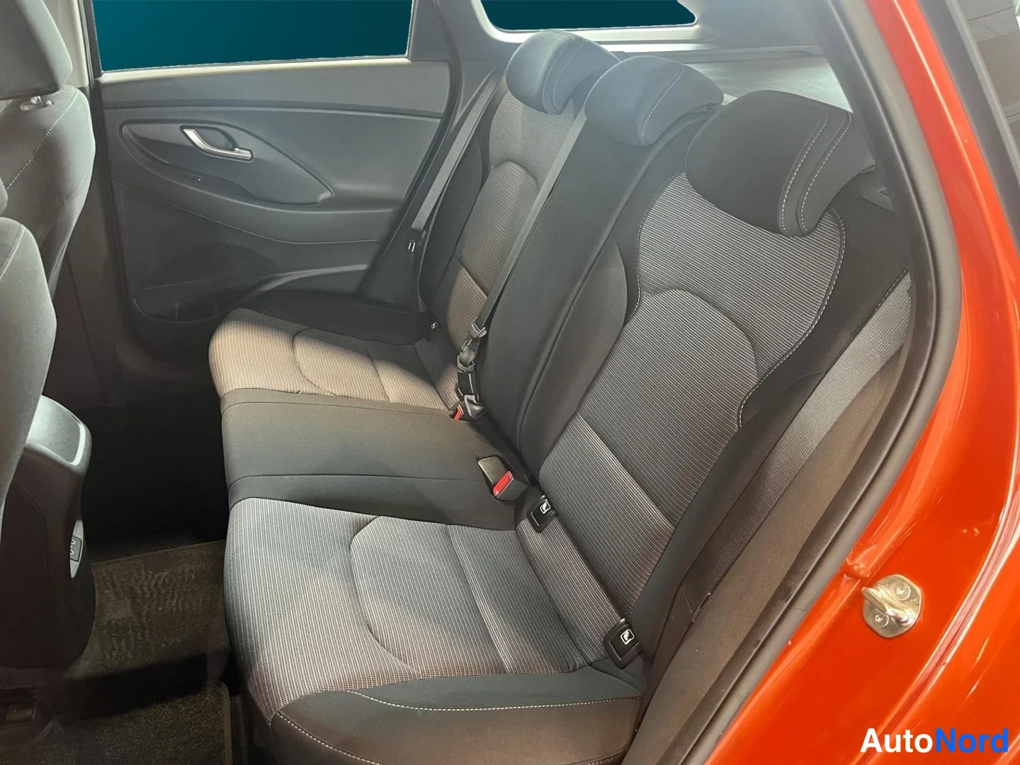 Oranssi Hyundai I30 2025, takaistuimet, kuva 23