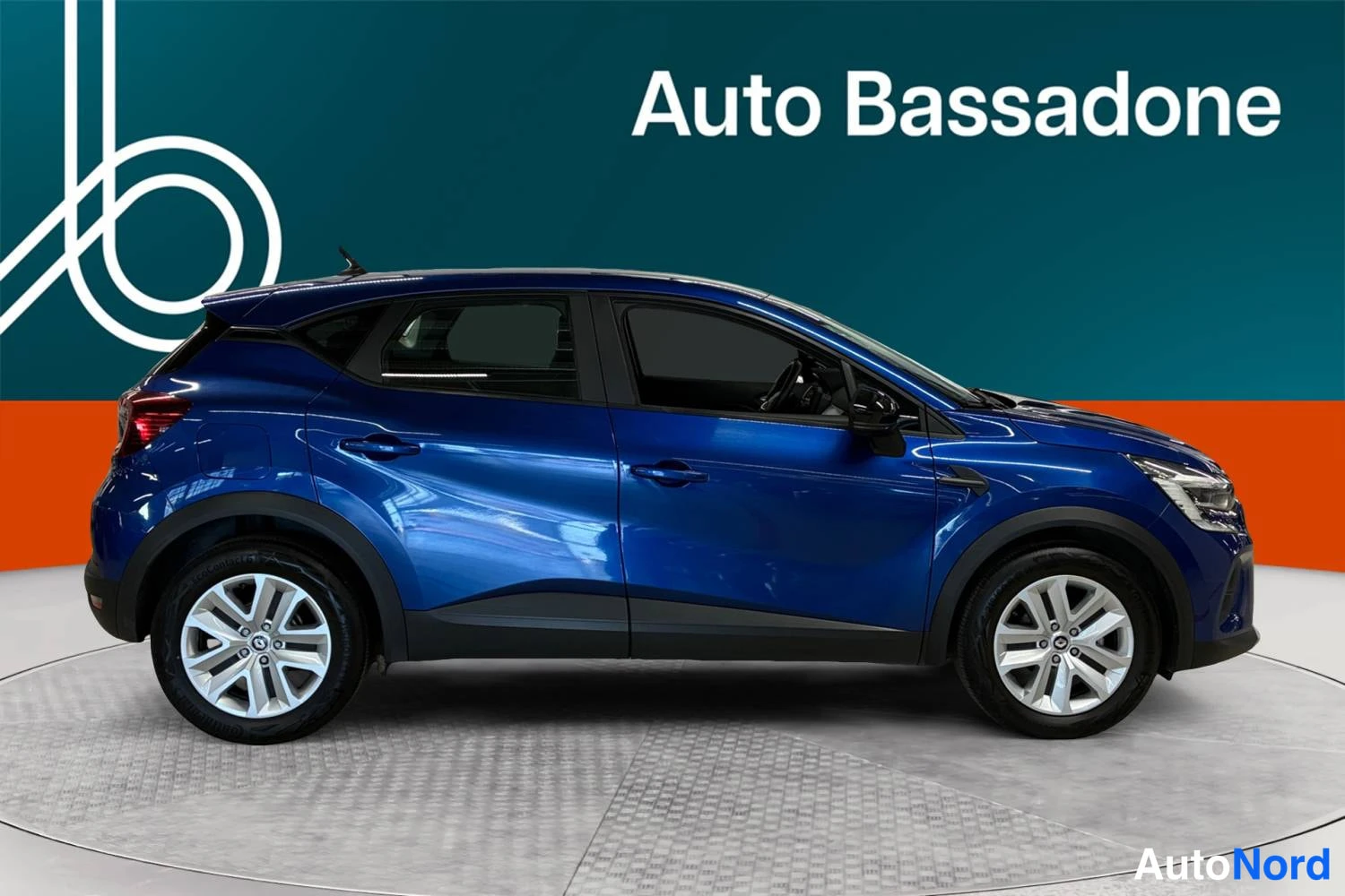 Sininen Renault Captur 2023, etuviisto, keula oikealle, kuva 2