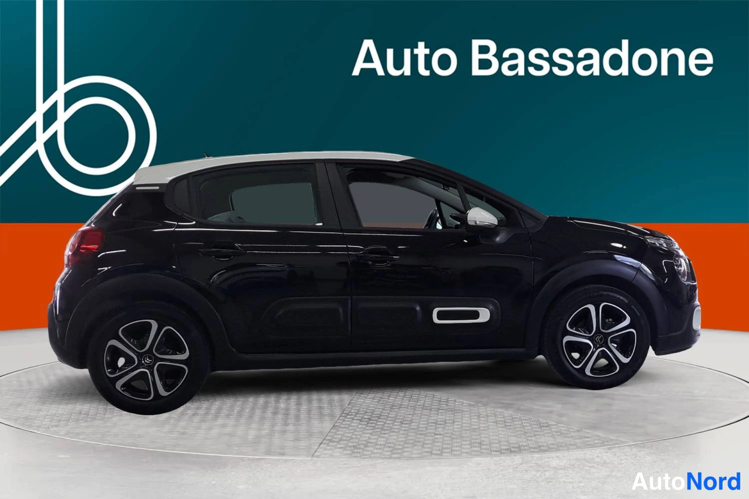 Musta Citroen C3 2022, etuviisto, keula oikealle, kuva 2