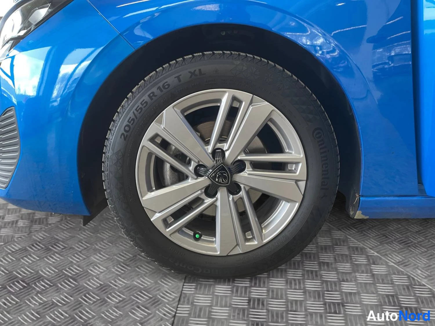 Sininen Peugeot 308 2022, edestä, kuva 4