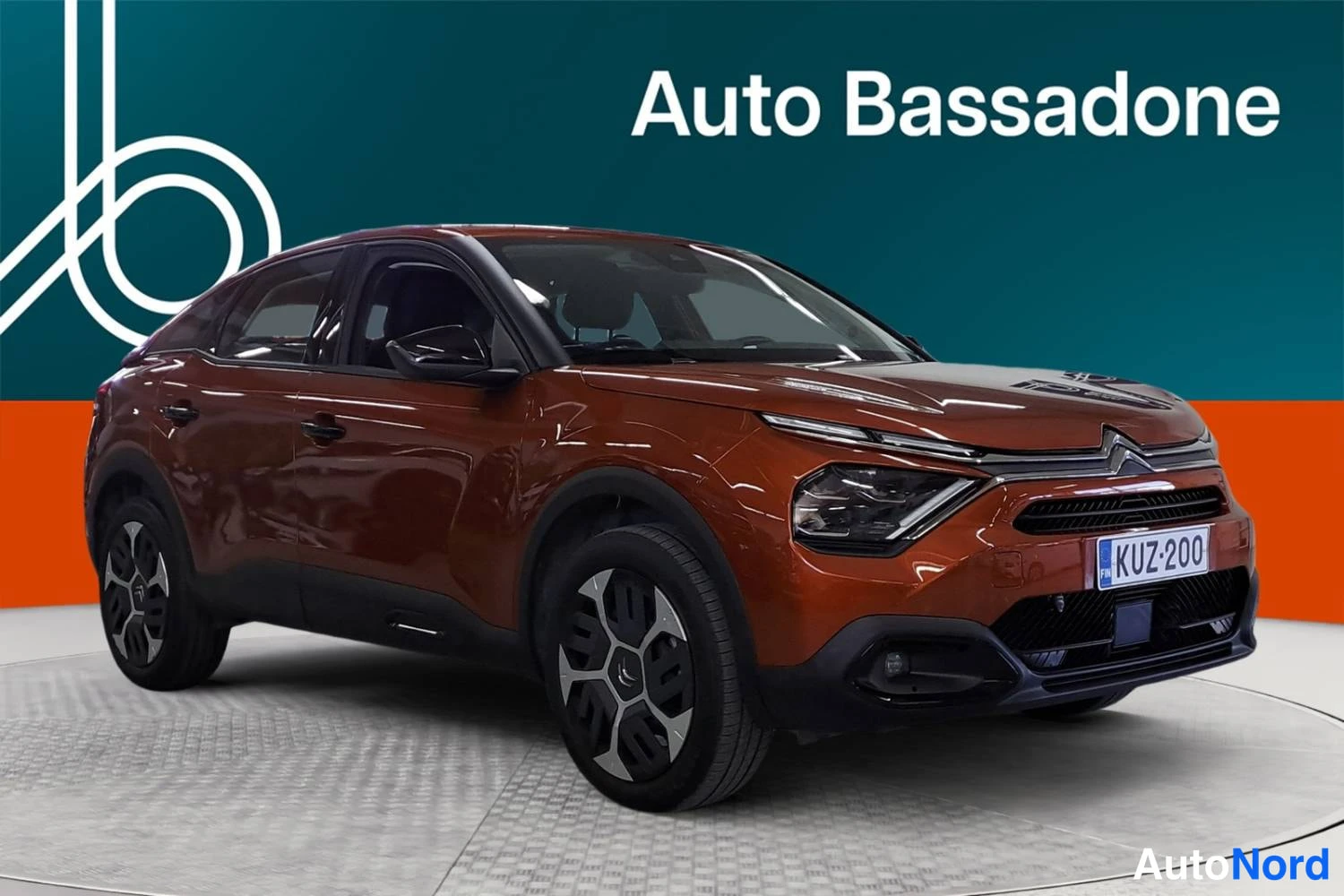 Oranssi Citroen C4 2022, etuviisto, keula oikealle, kuva 3