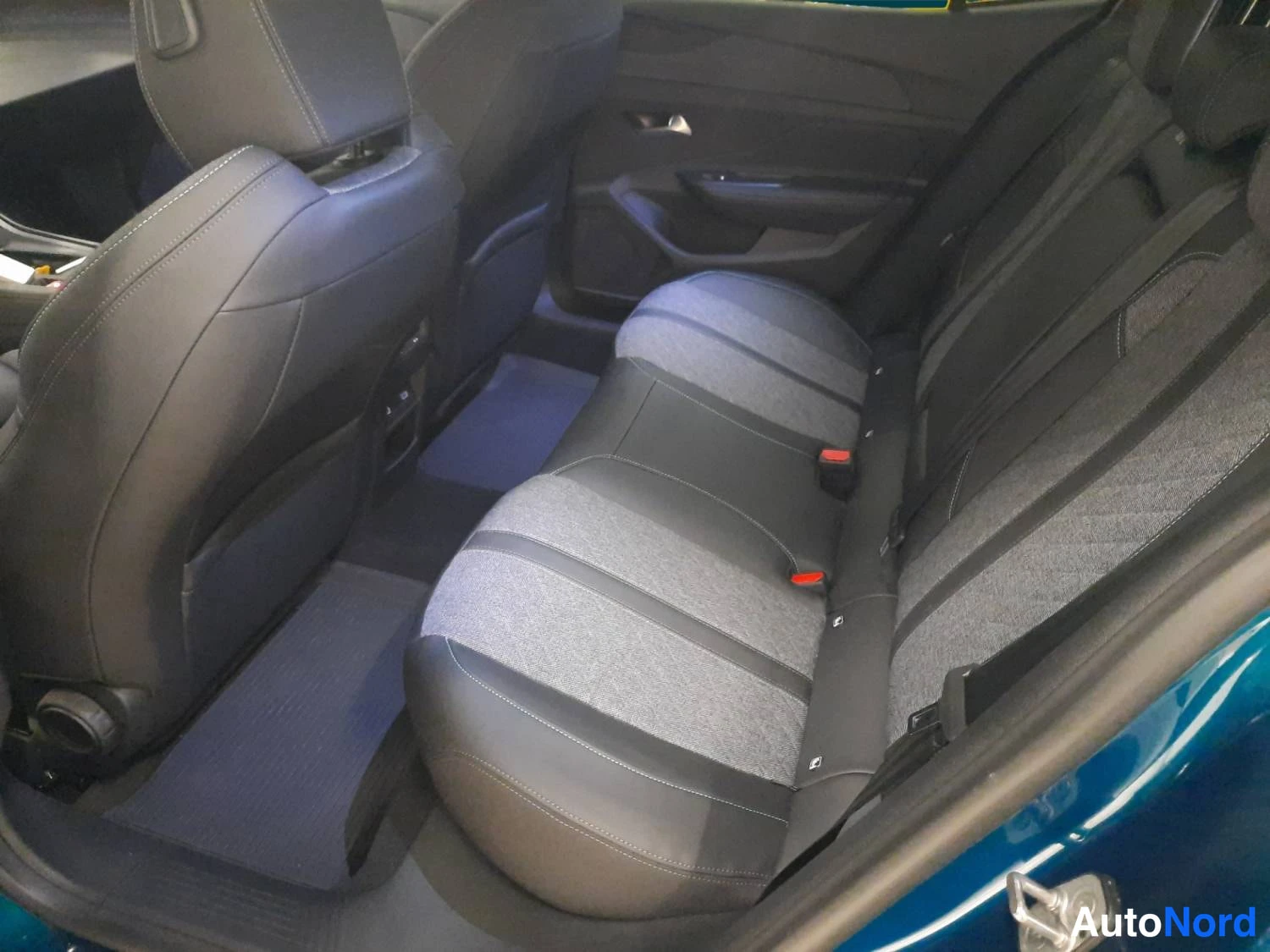 Sininen Peugeot 408 2024, kuva 14
