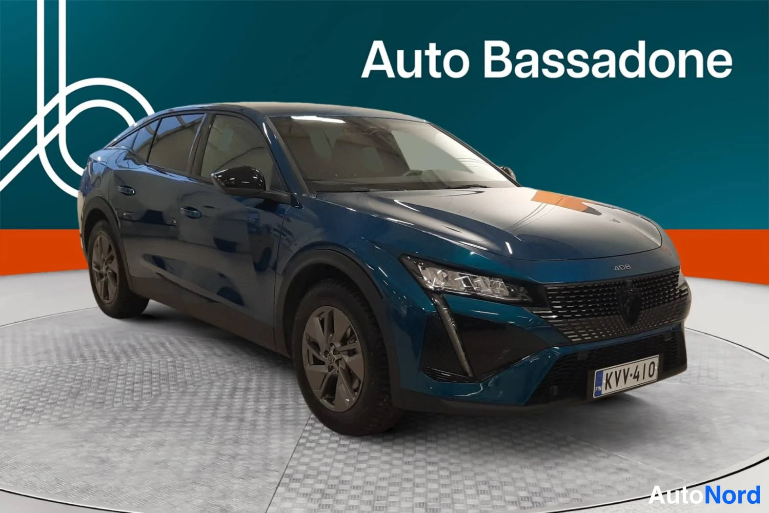 Sininen Peugeot 408 2024, etuviisto, keula oikealle, kuva 4