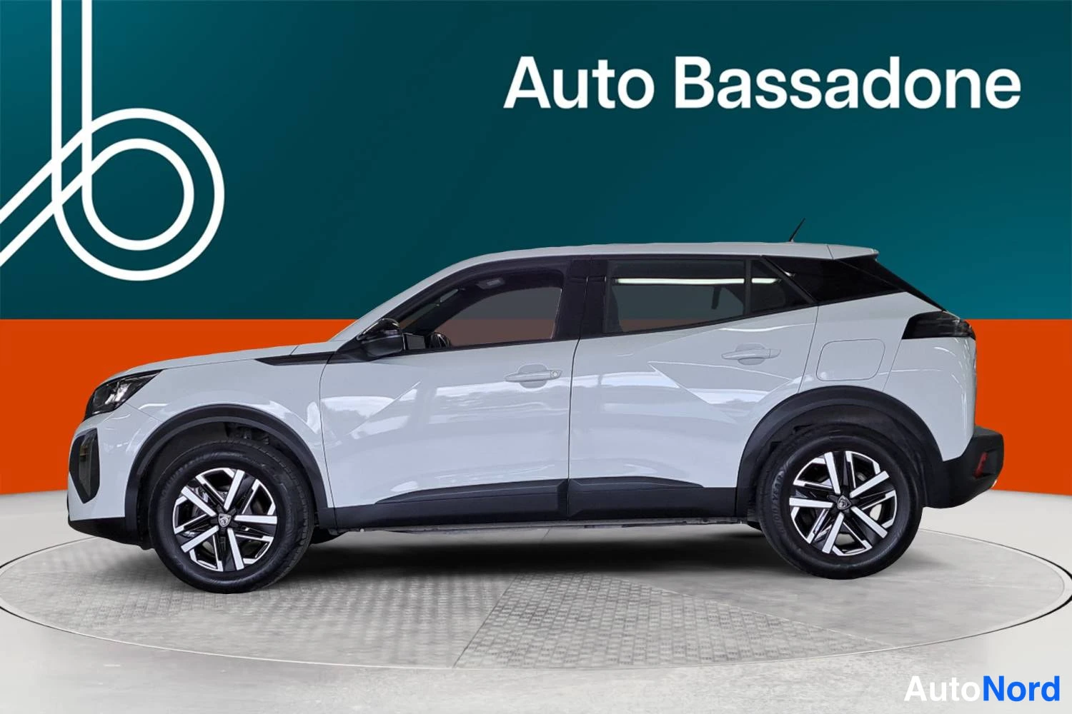 Valkoinen Peugeot 2008 2024, etuviisto, keula vasemmalle, kuva 2