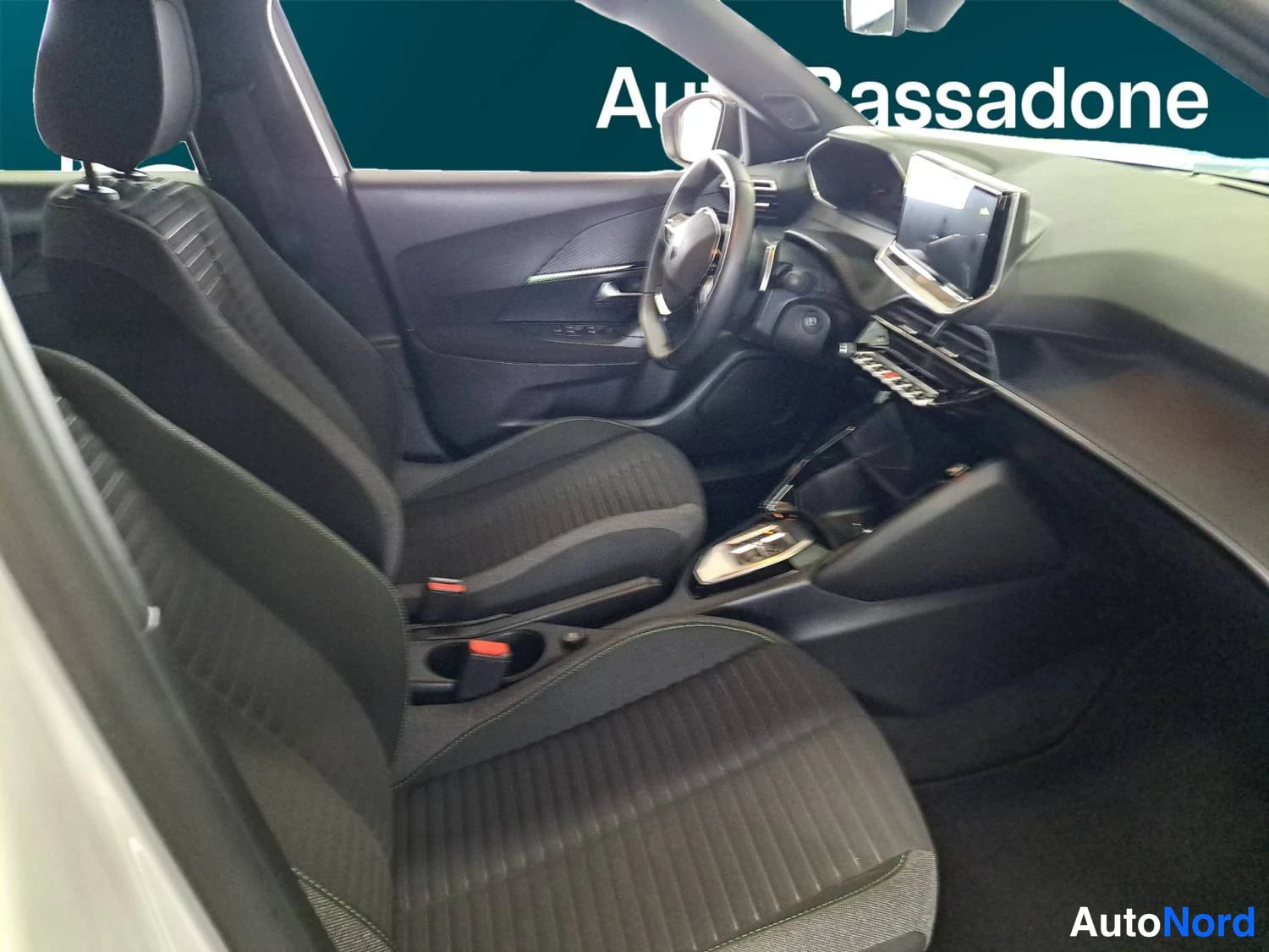 Valkoinen Peugeot 2008 2024, kuva 14