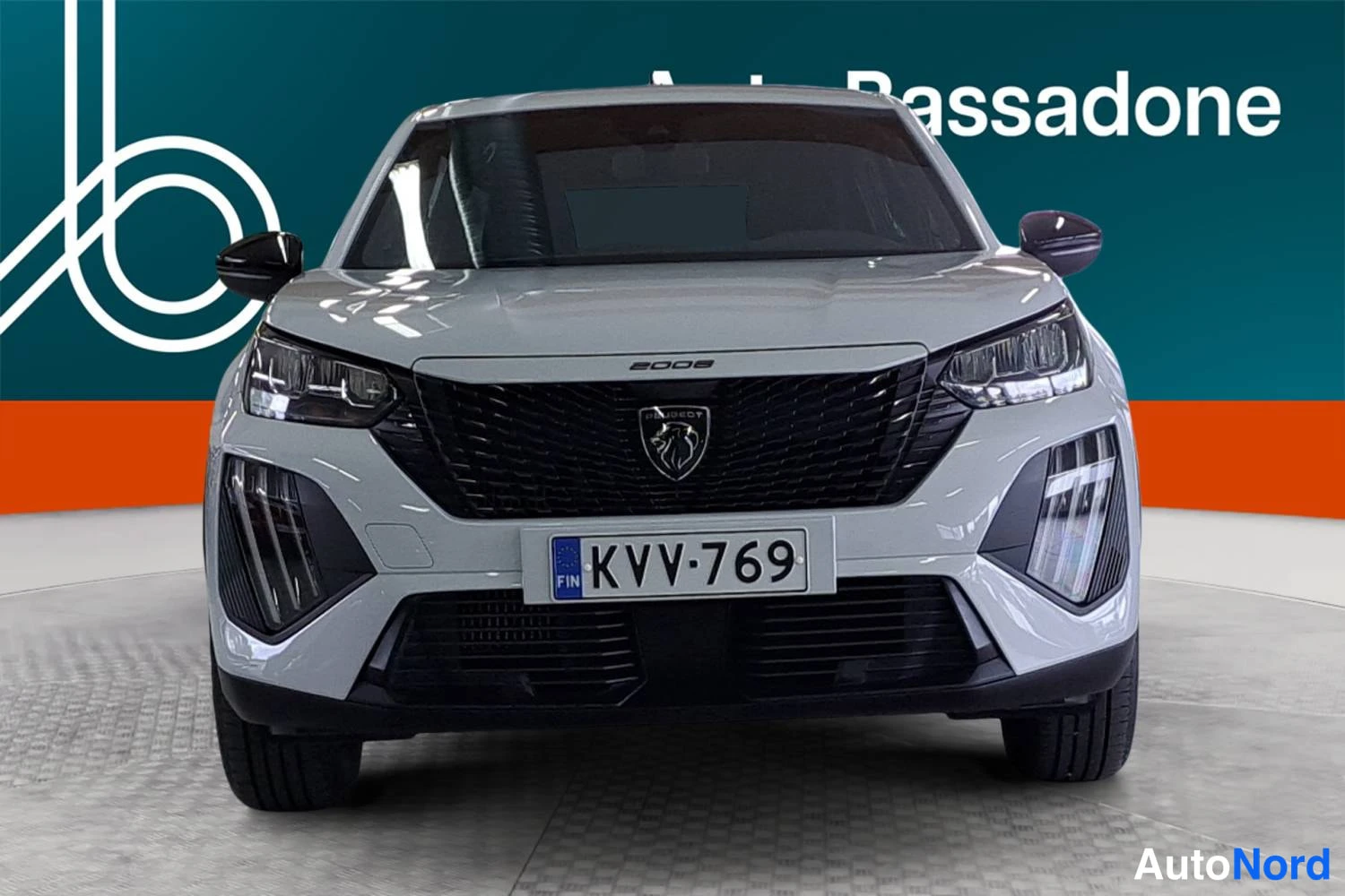 Valkoinen Peugeot 2008 2024, edestä, kuva 4