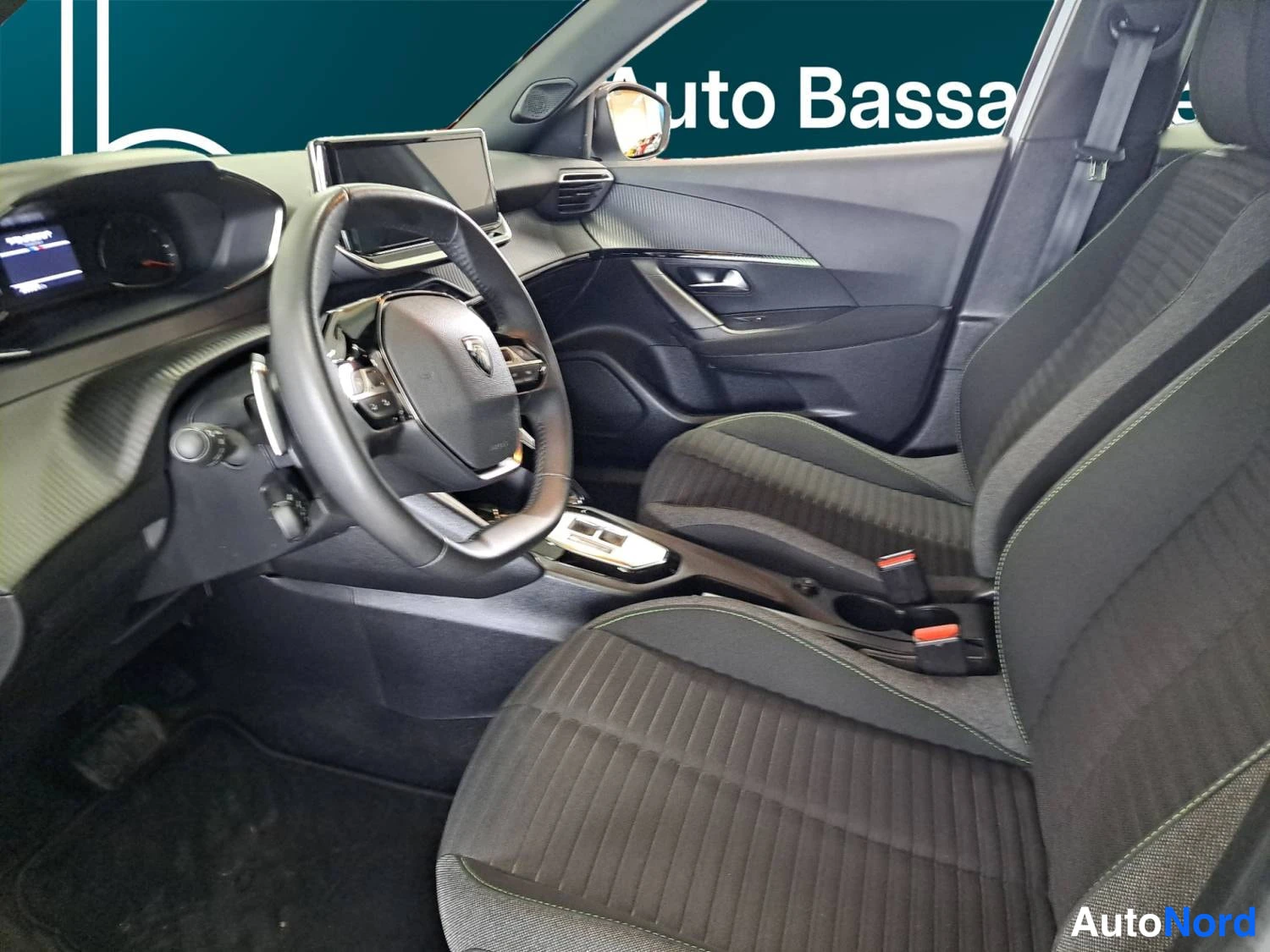 Valkoinen Peugeot 2008 2024, kuva 9