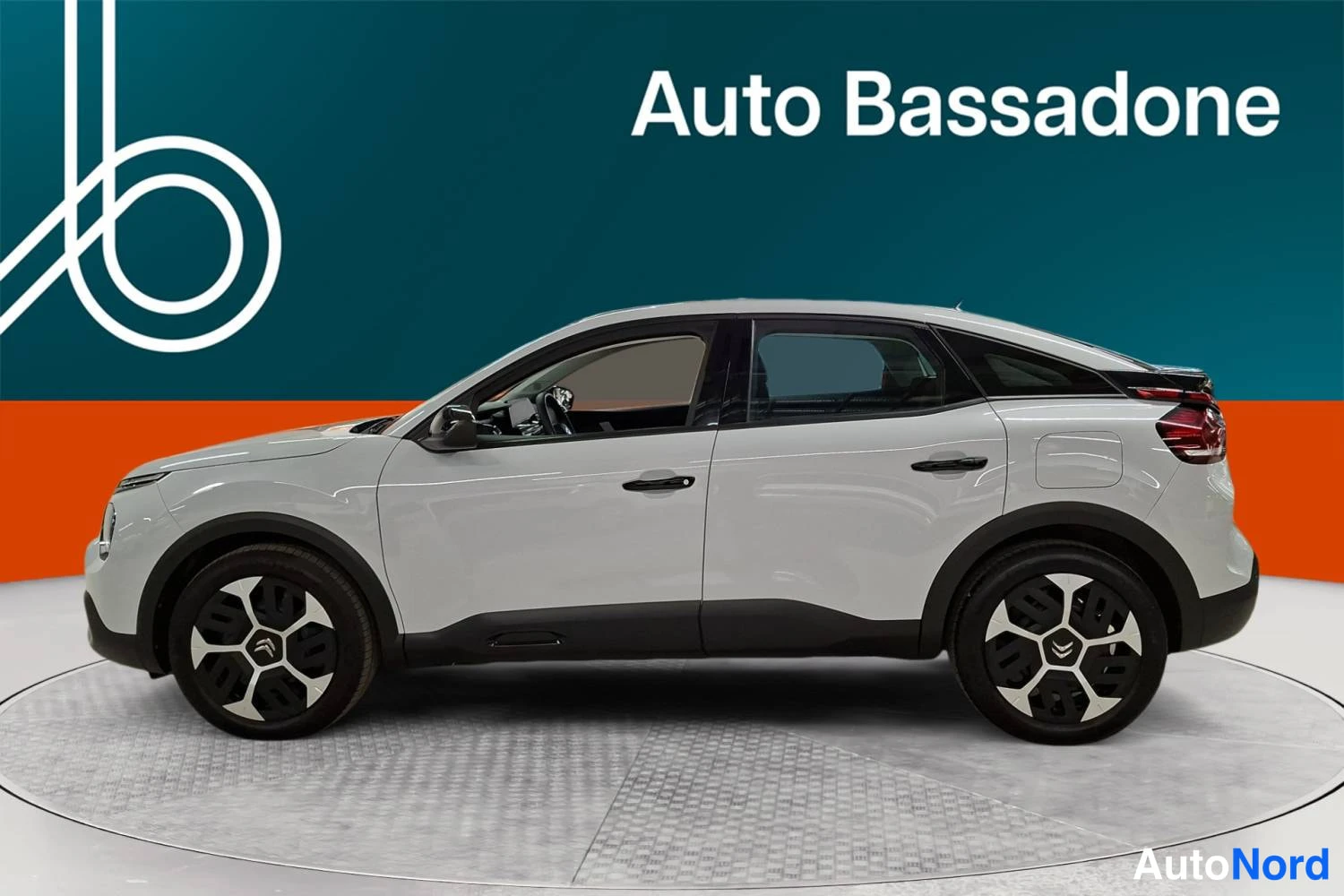 Valkoinen Citroen C4 2024, sivulta, kuva 4