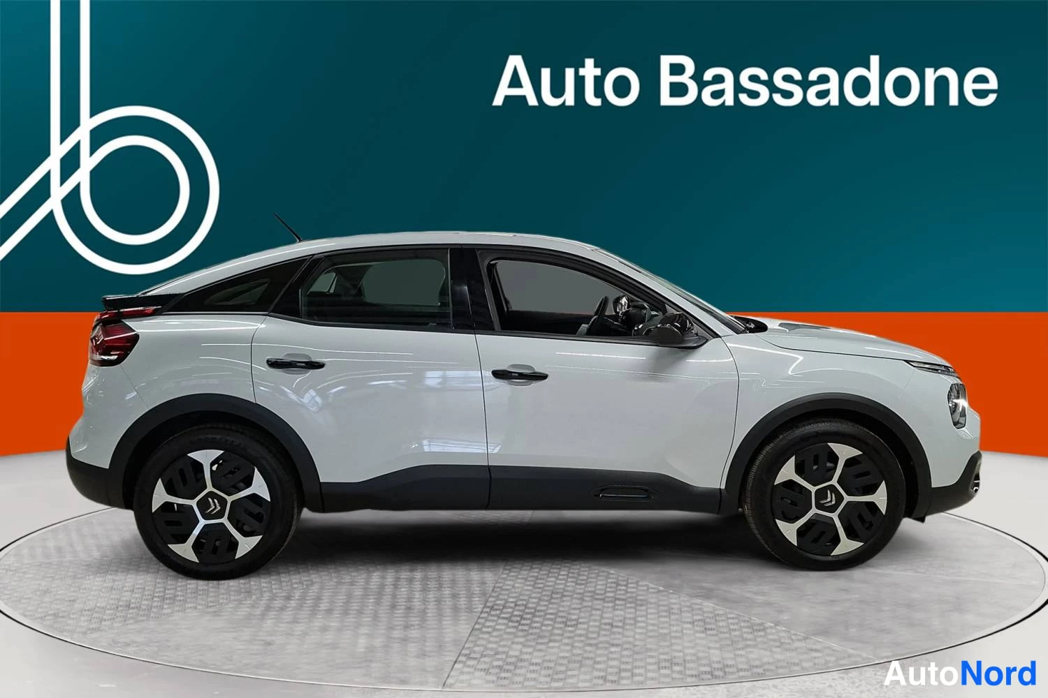 Valkoinen Citroen C4 2024, sivulta, kuva 5