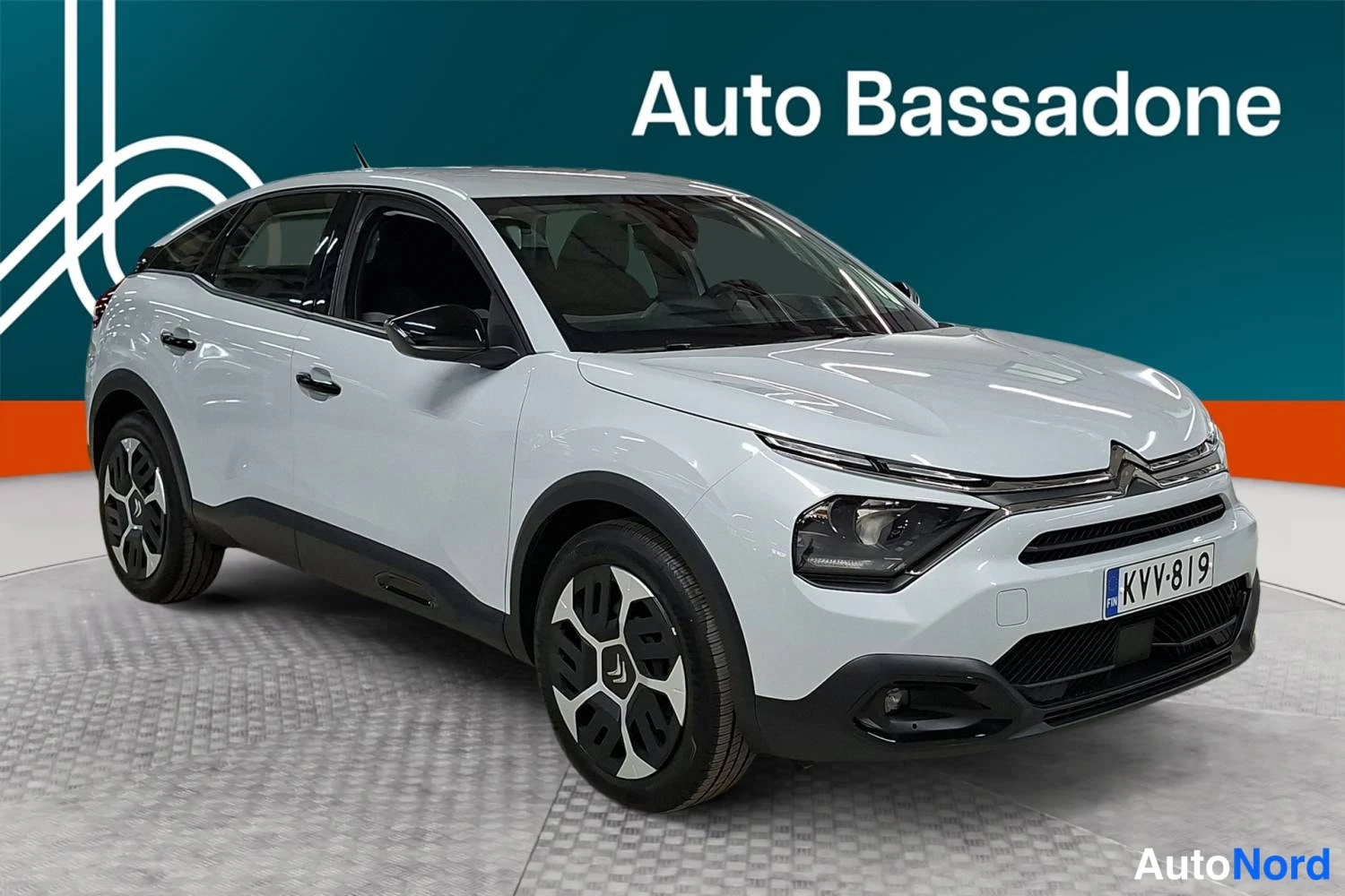 Valkoinen Citroen C4 2024, etuviisto, keula oikealle, kuva 2