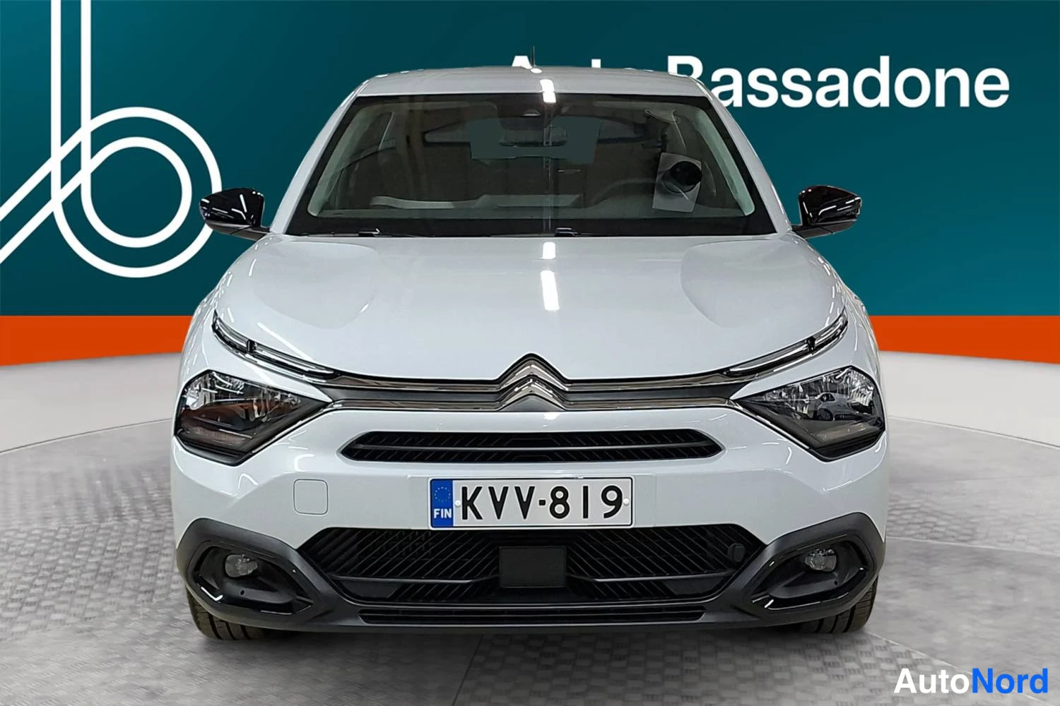 Valkoinen Citroen C4 2024, edestä, kuva 3