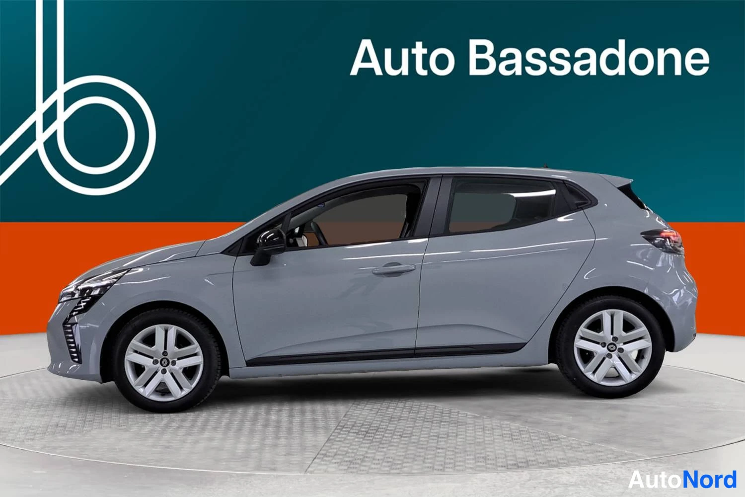 Harmaa Renault Clio 2025, sivulta, kuva 6