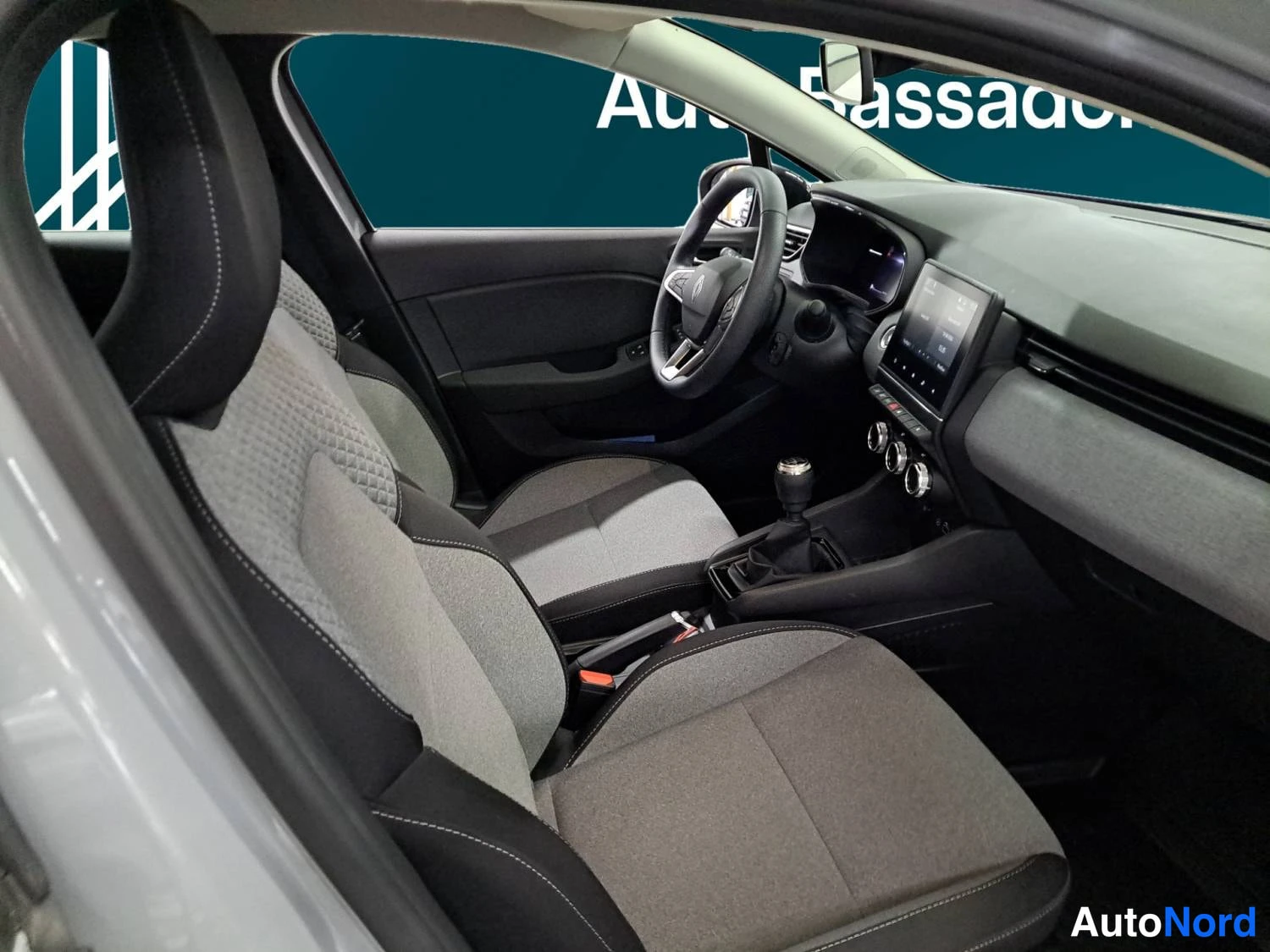 Harmaa Renault Clio 2025, kuva 22