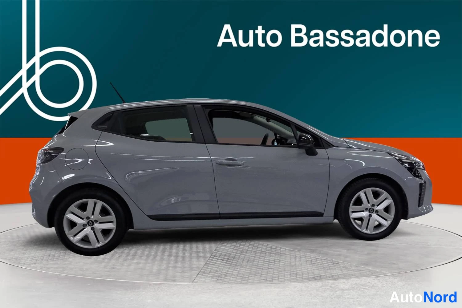 Harmaa Renault Clio 2025, etuviisto, keula oikealle, kuva 3