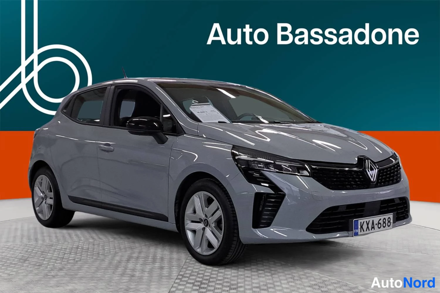 Harmaa Renault Clio 2025, etuviisto, keula oikealle, kuva 4