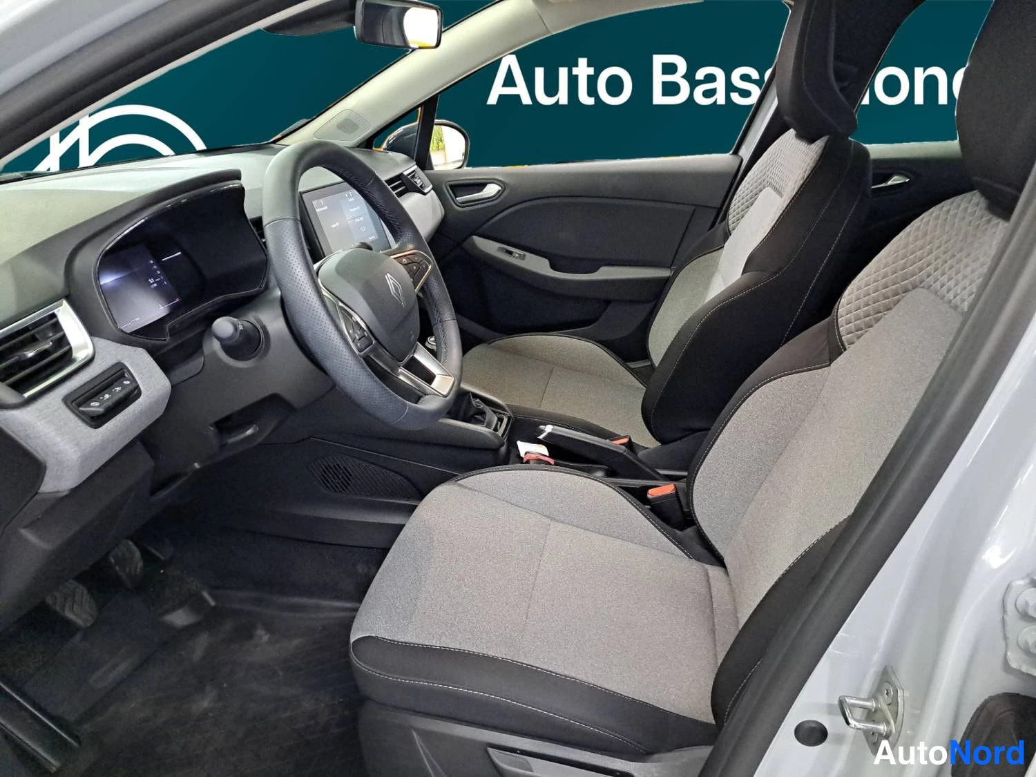 Harmaa Renault Clio 2025, kuva 10