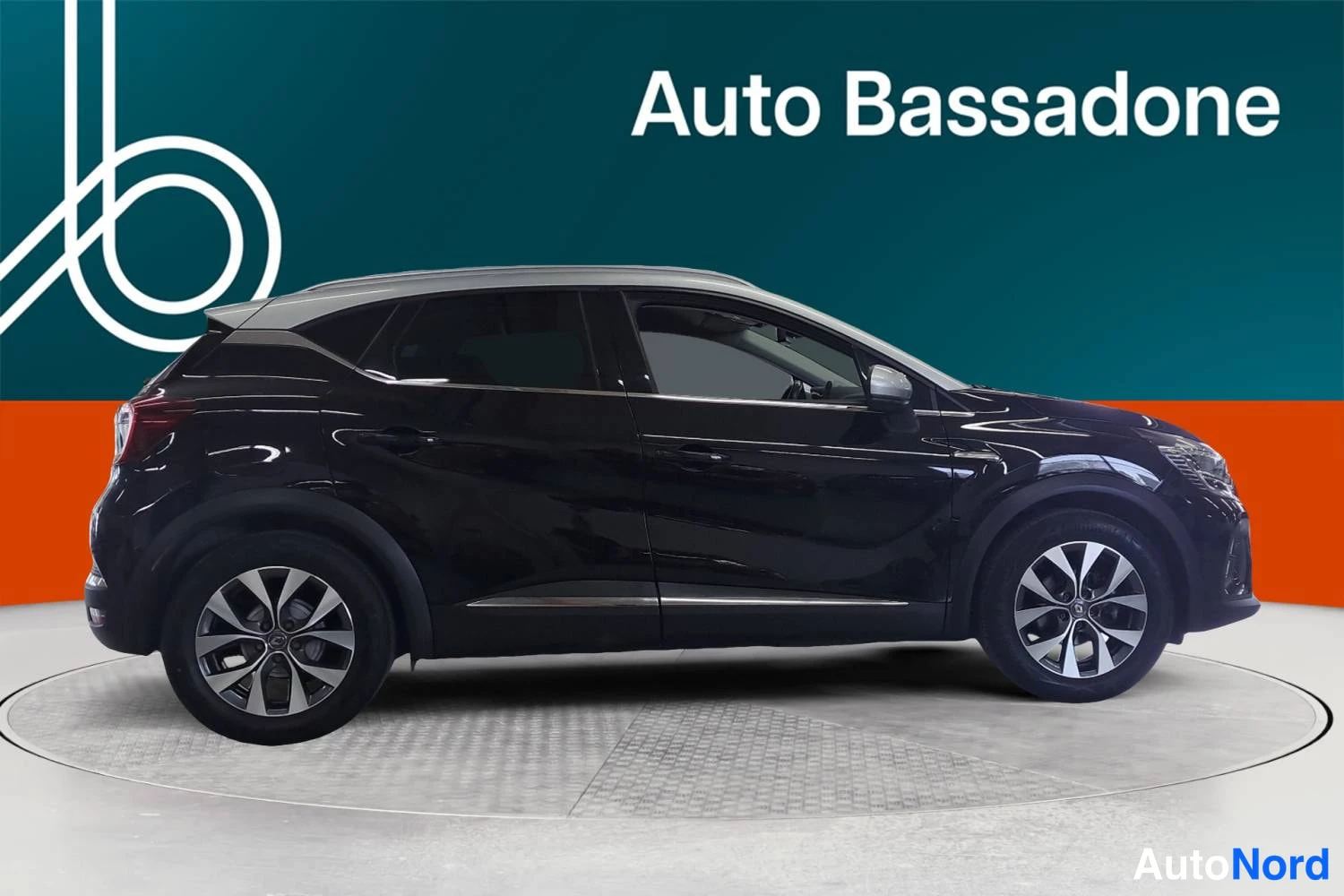 Musta Renault Captur 2022, sivulta, kuva 5