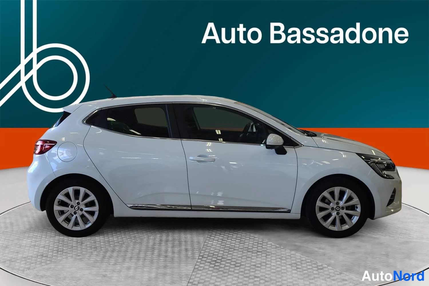 Valkoinen Renault Clio 2023, etuviisto, keula oikealle, kuva 2