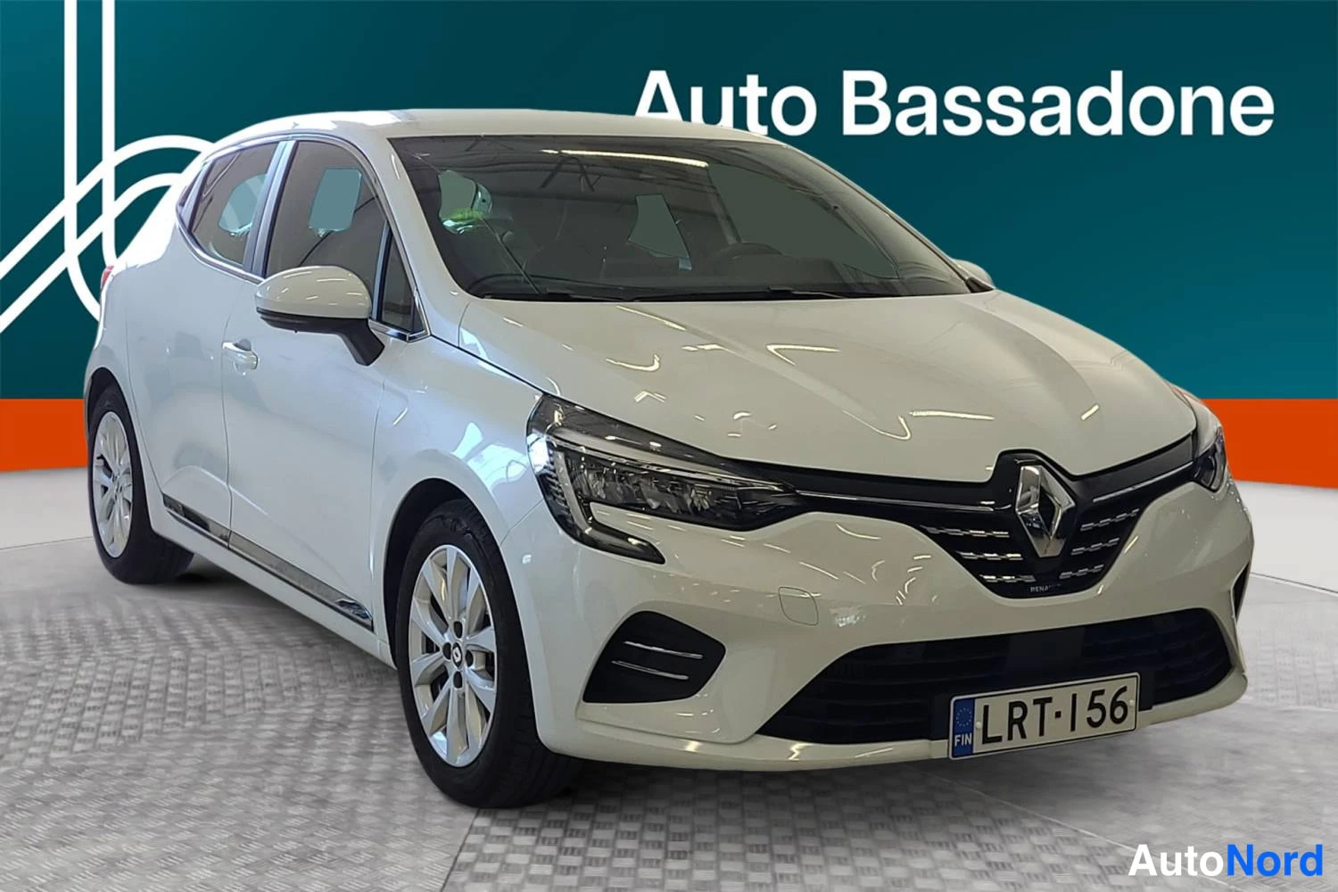 Valkoinen Renault Clio 2023, etuviisto, keula oikealle, kuva 3