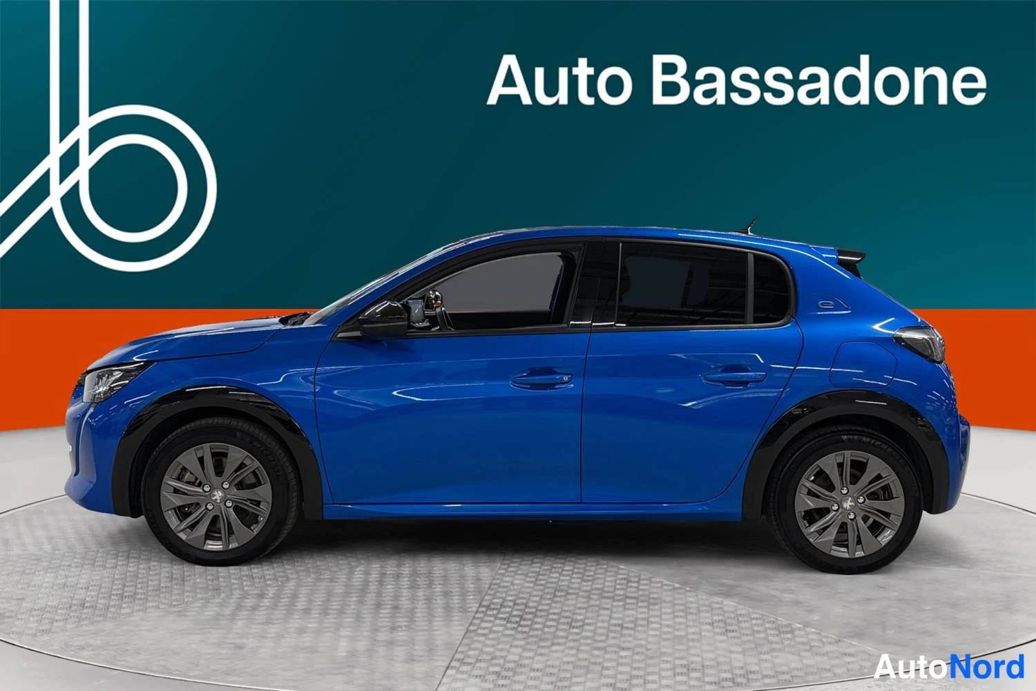 Sininen Peugeot E-208 2023, sivulta, kuva 4