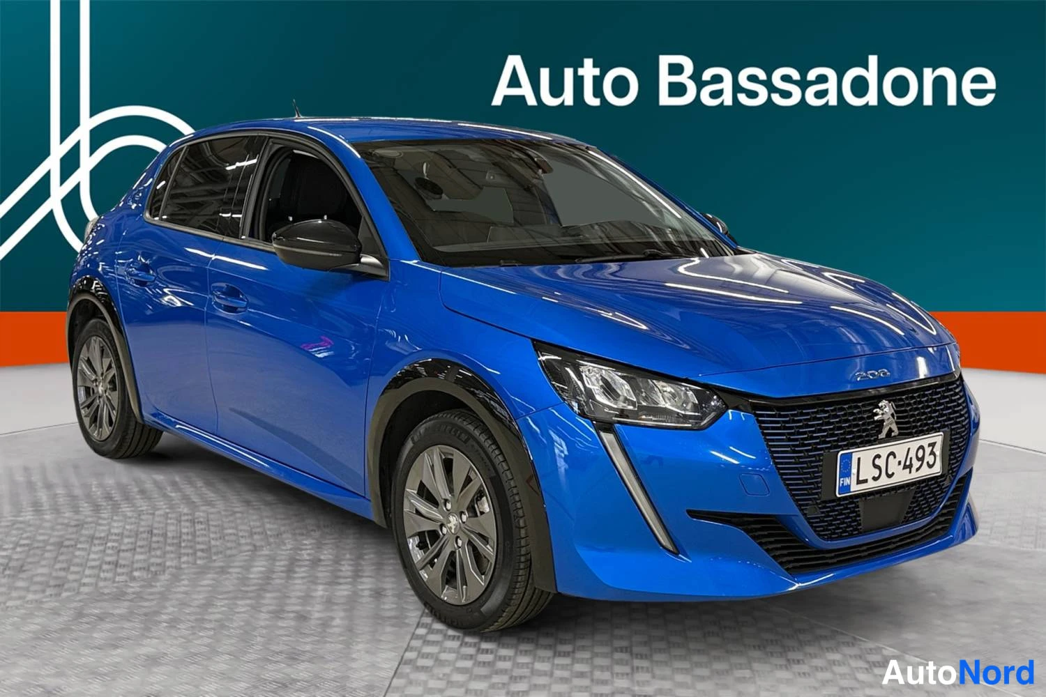 Sininen Peugeot E-208 2023, etuviisto, keula oikealle, kuva 2