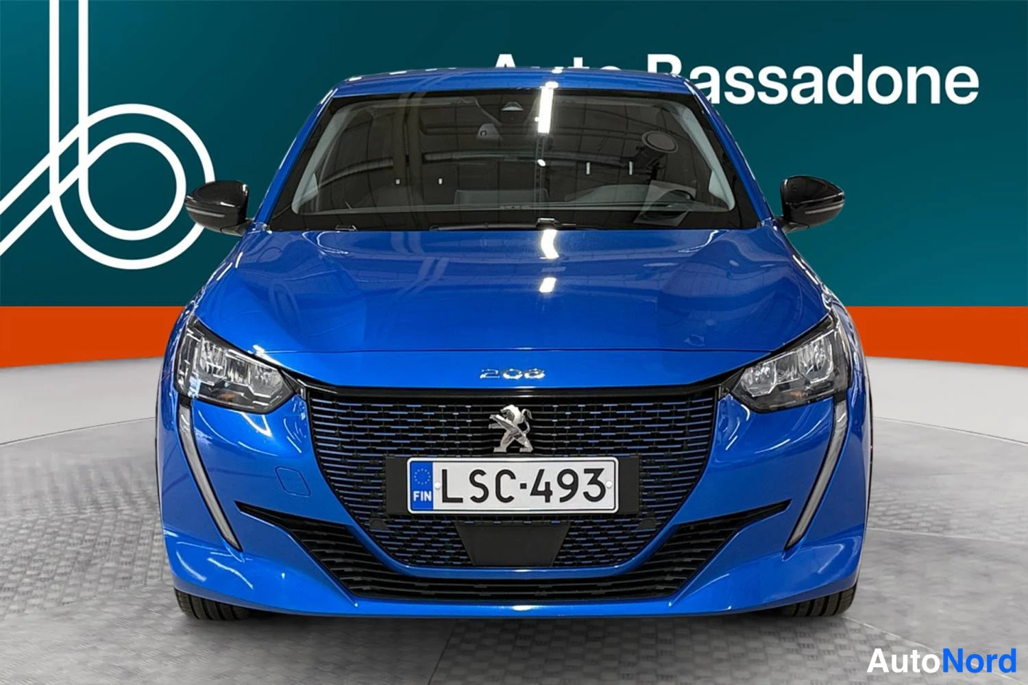 Sininen Peugeot E-208 2023, edestä, kuva 3