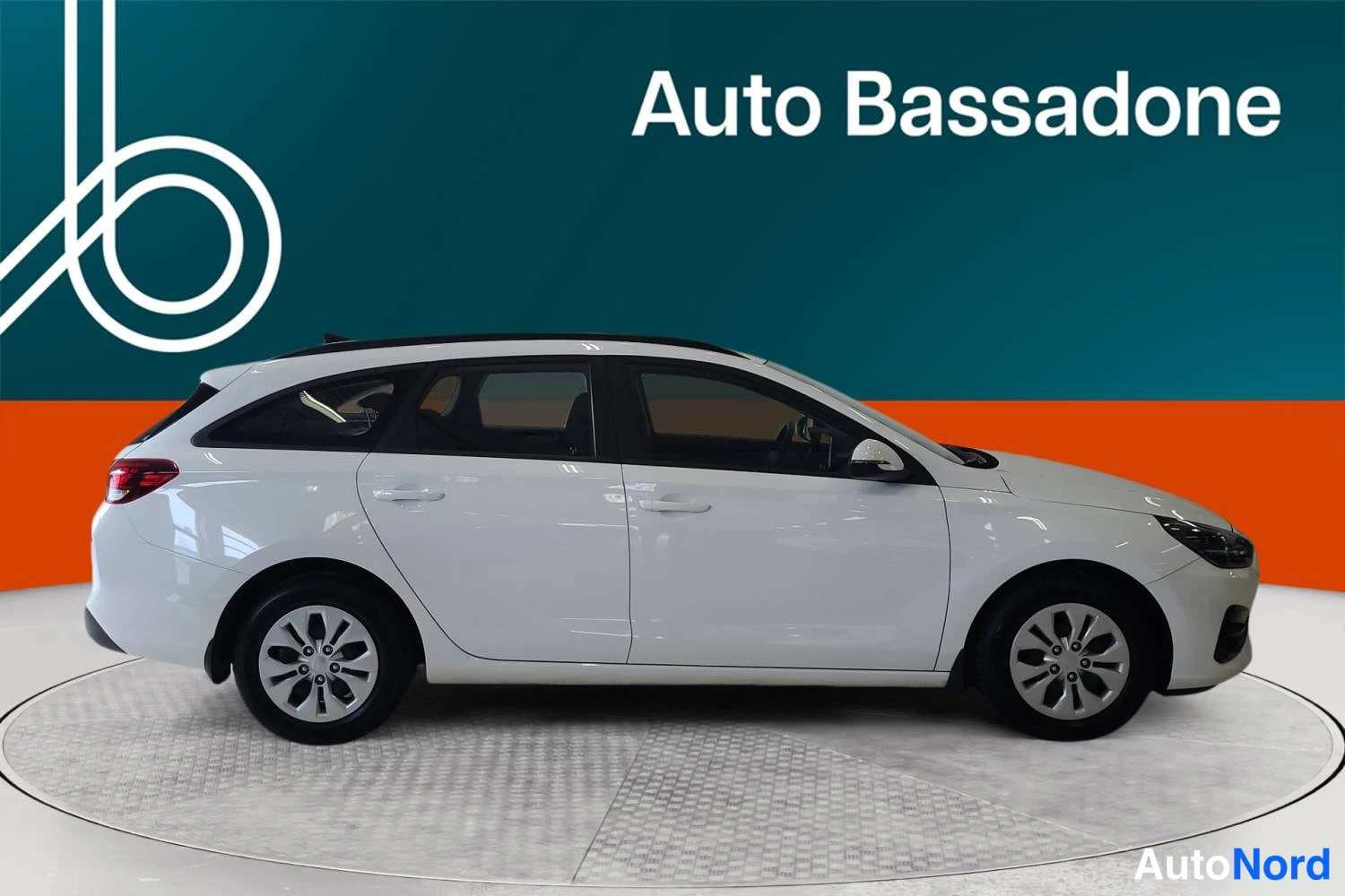 Valkoinen Hyundai I30 2025, etuviisto, keula oikealle, kuva 2