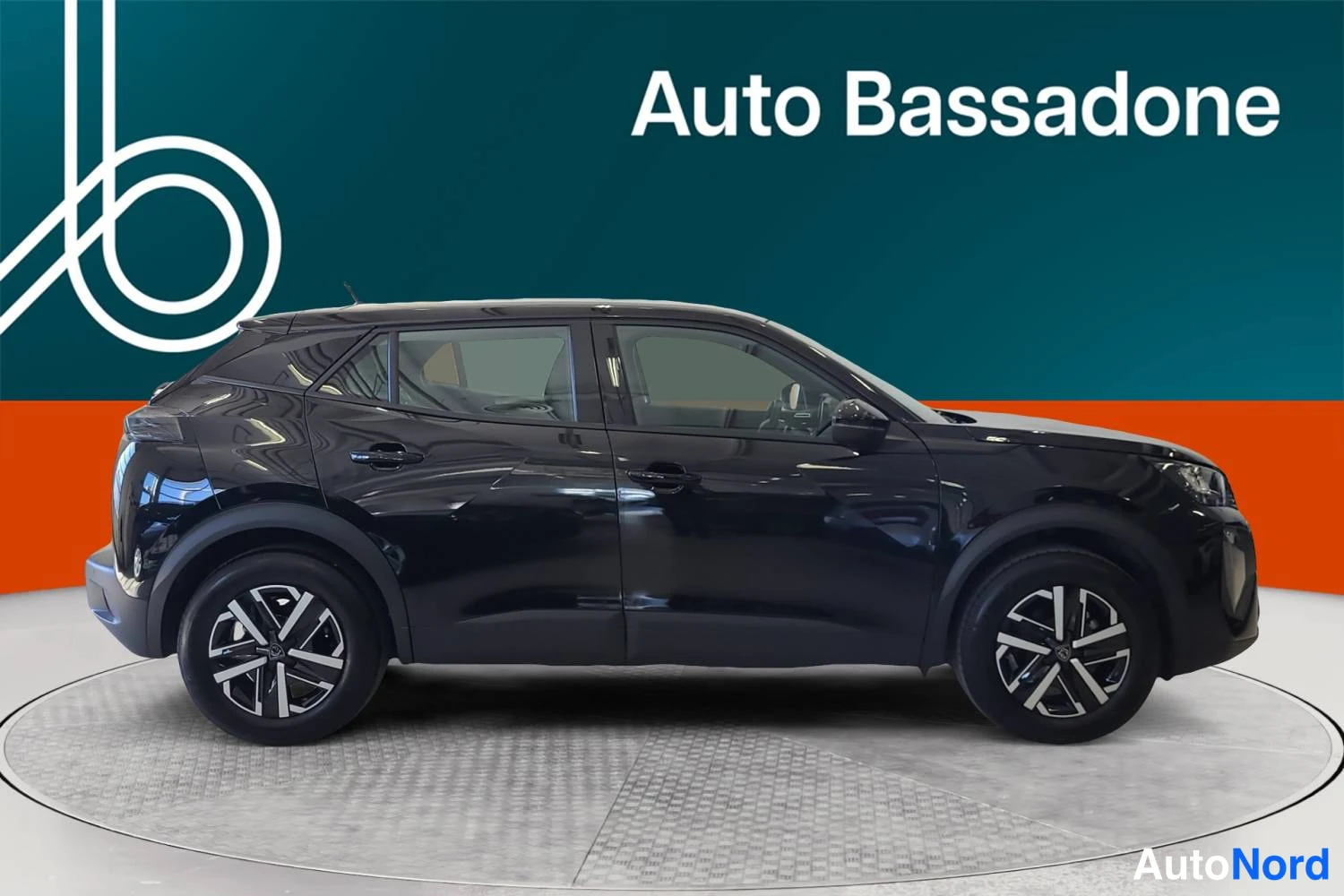 Musta Peugeot 2008 2024, sivulta, kuva 4