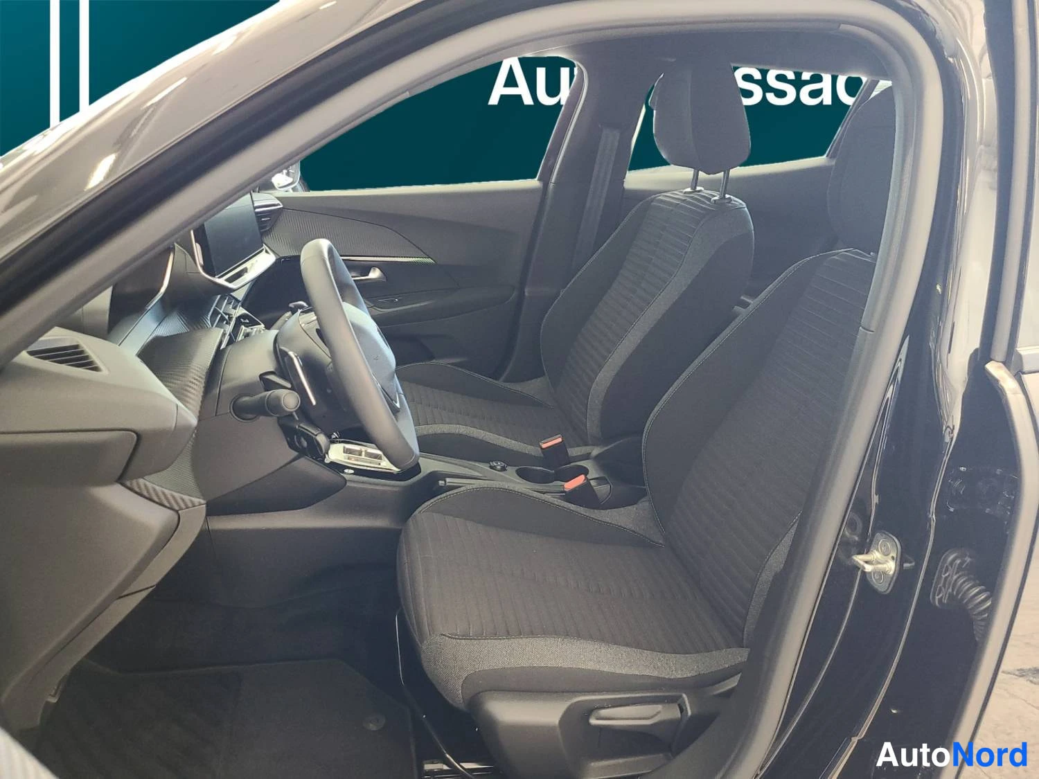 Musta Peugeot 2008 2024, kuva 10
