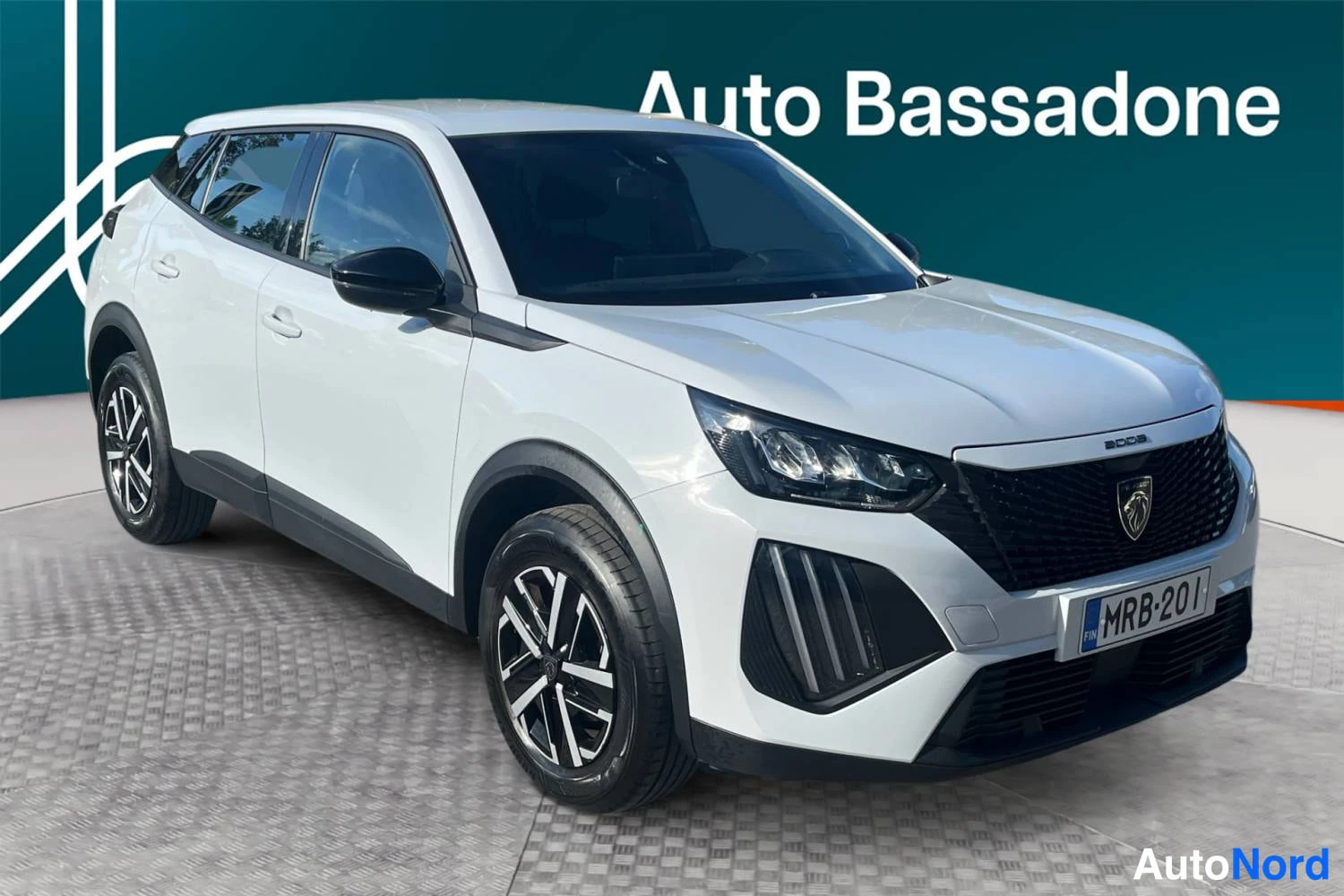Valkoinen Peugeot 2008 2024, etuviisto, keula oikealle, kuva 2