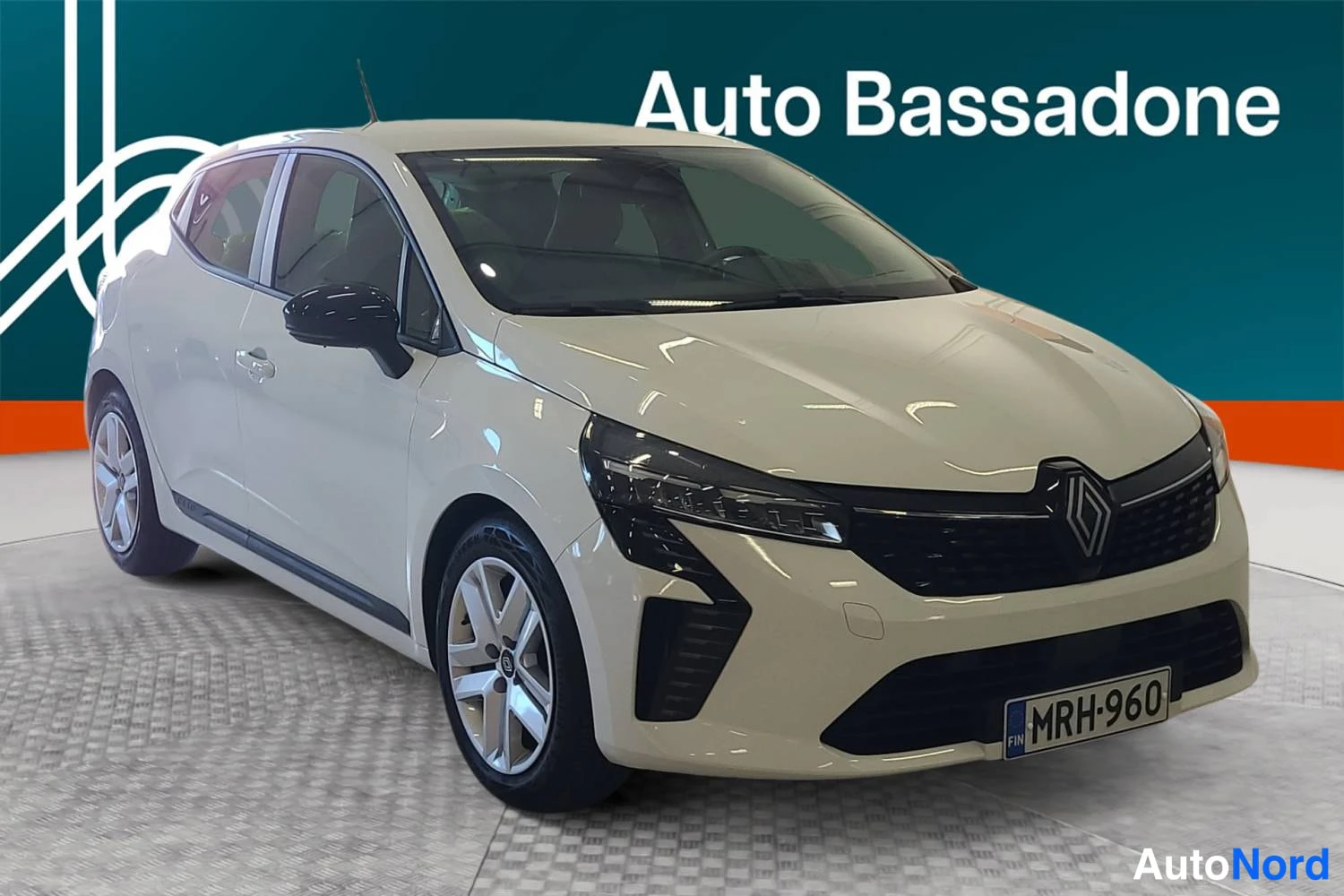 Valkoinen Renault Clio 2024, etuviisto, keula oikealle, kuva 2