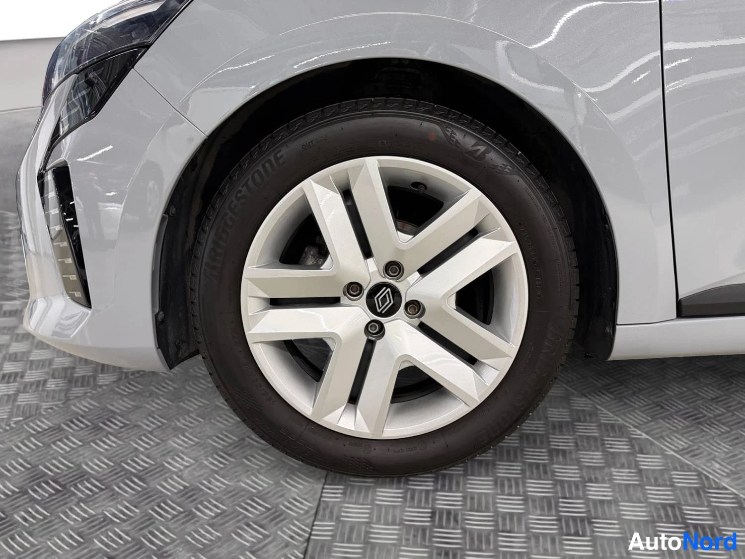 Hopea Renault Clio 2024, edestä, kuva 5