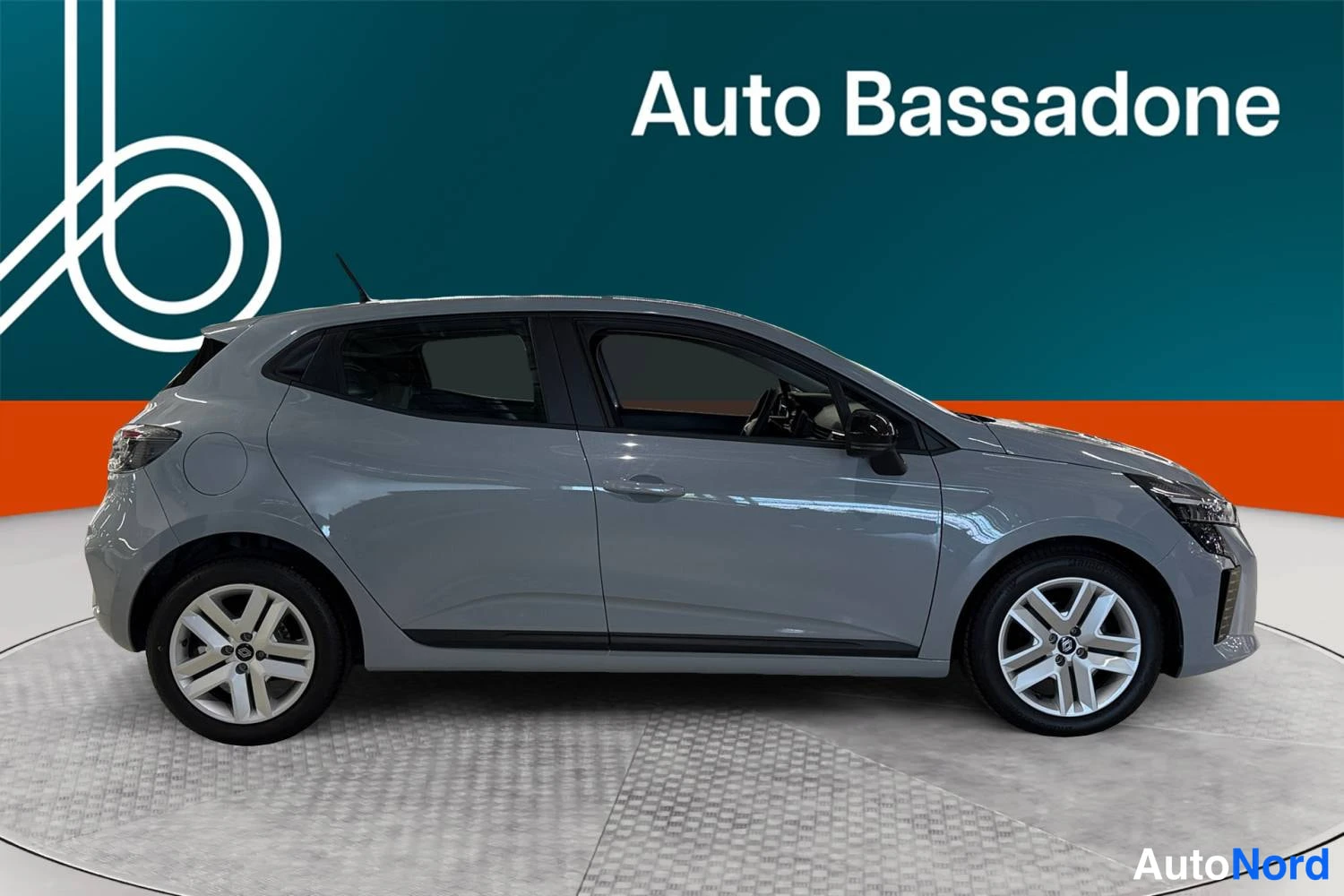 Hopea Renault Clio 2024, etuviisto, keula oikealle, kuva 2