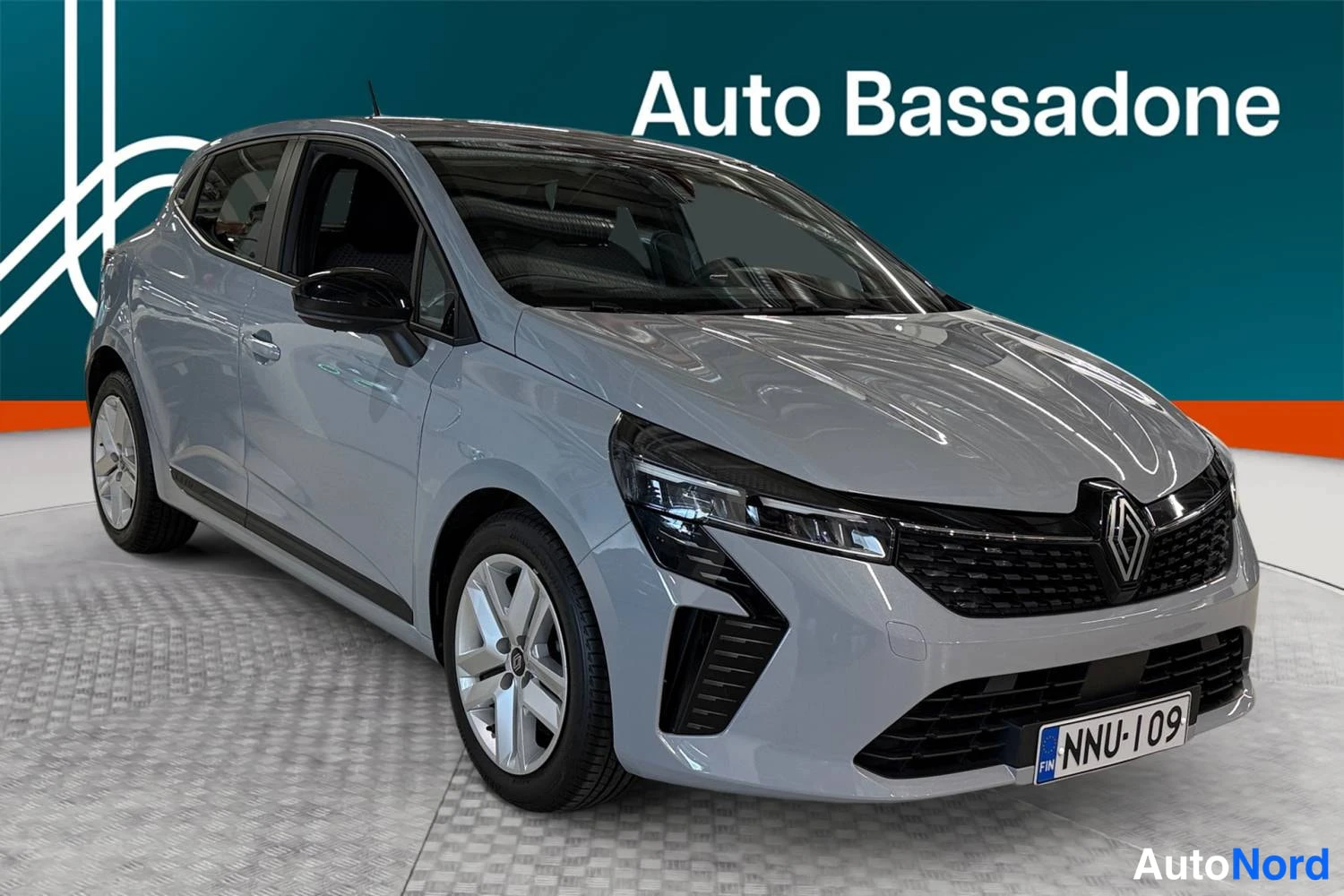 Hopea Renault Clio 2024, etuviisto, keula oikealle, kuva 3