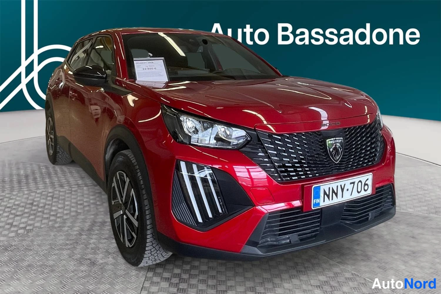 Punainen Peugeot 2008 2024, etuviisto, keula oikealle, kuva 3
