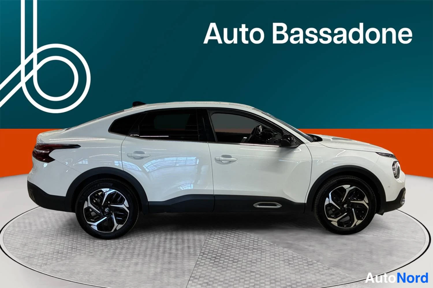 Valkoinen Citroen C4 x 2023, sivulta, kuva 5
