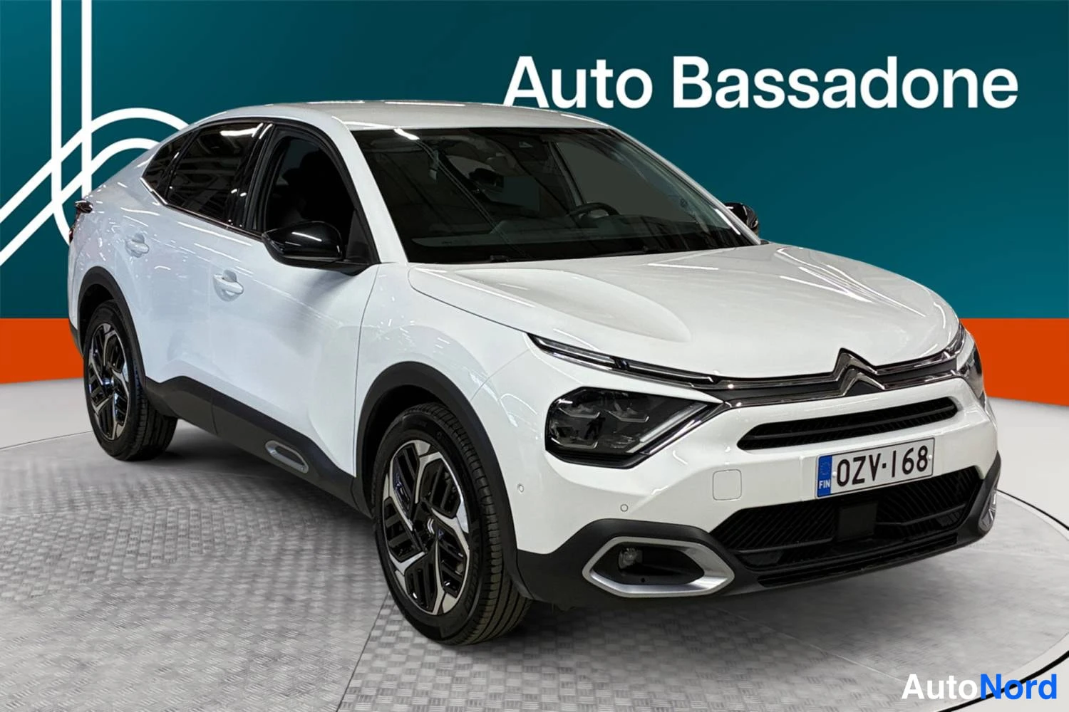 Valkoinen Citroen C4 x 2023, etuviisto, keula oikealle, kuva 3