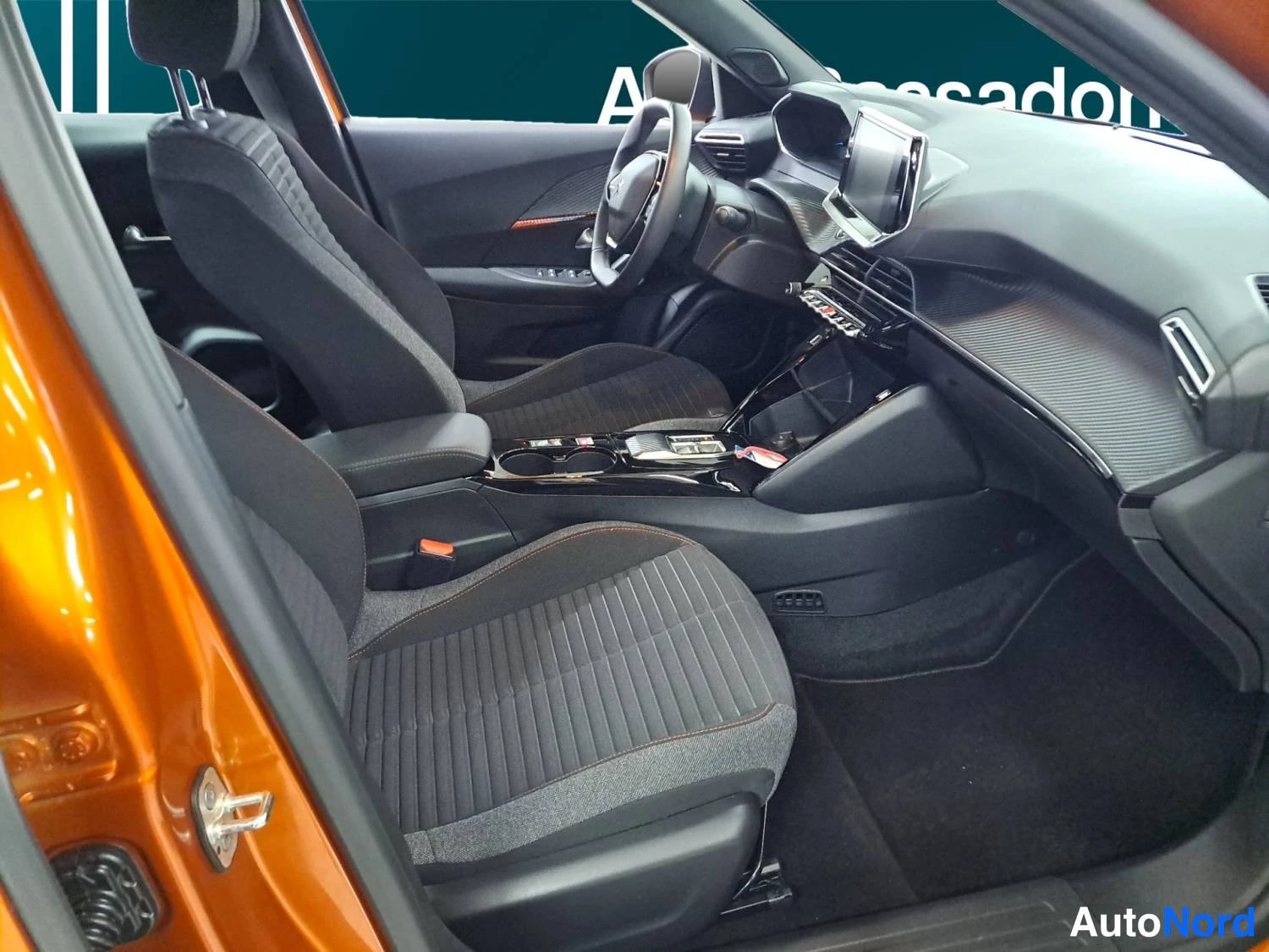 Oranssi Peugeot E-2008 2023, kuva 13