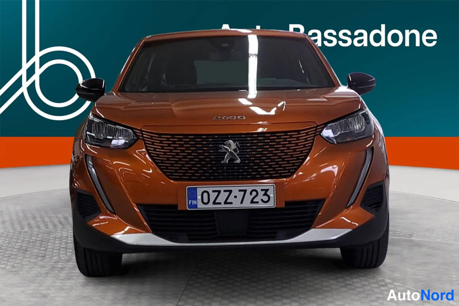 Oranssi Peugeot E-2008 2023, edestä, kuva 4